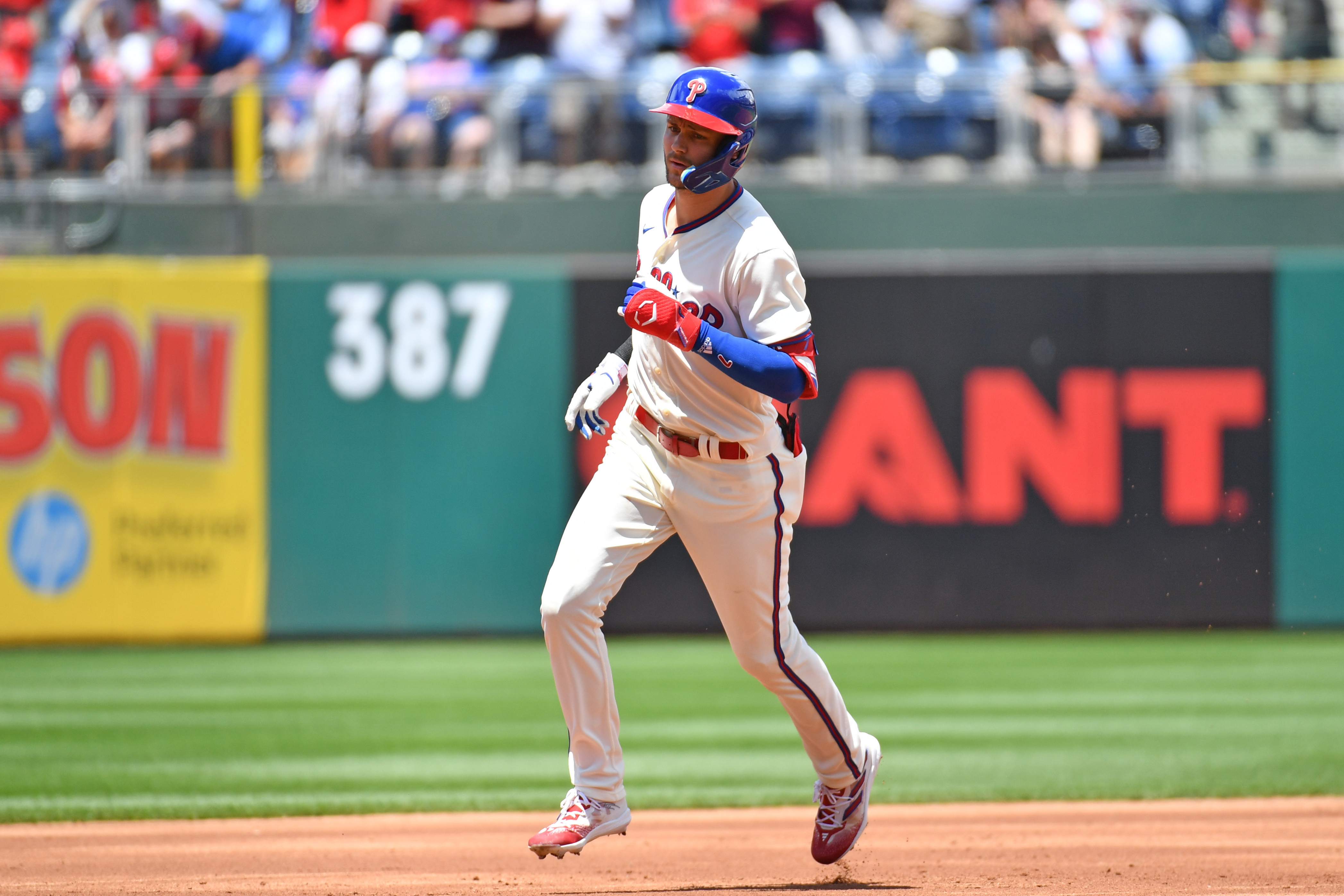 Phillies take advantage of Mets' mistakes for narrow win