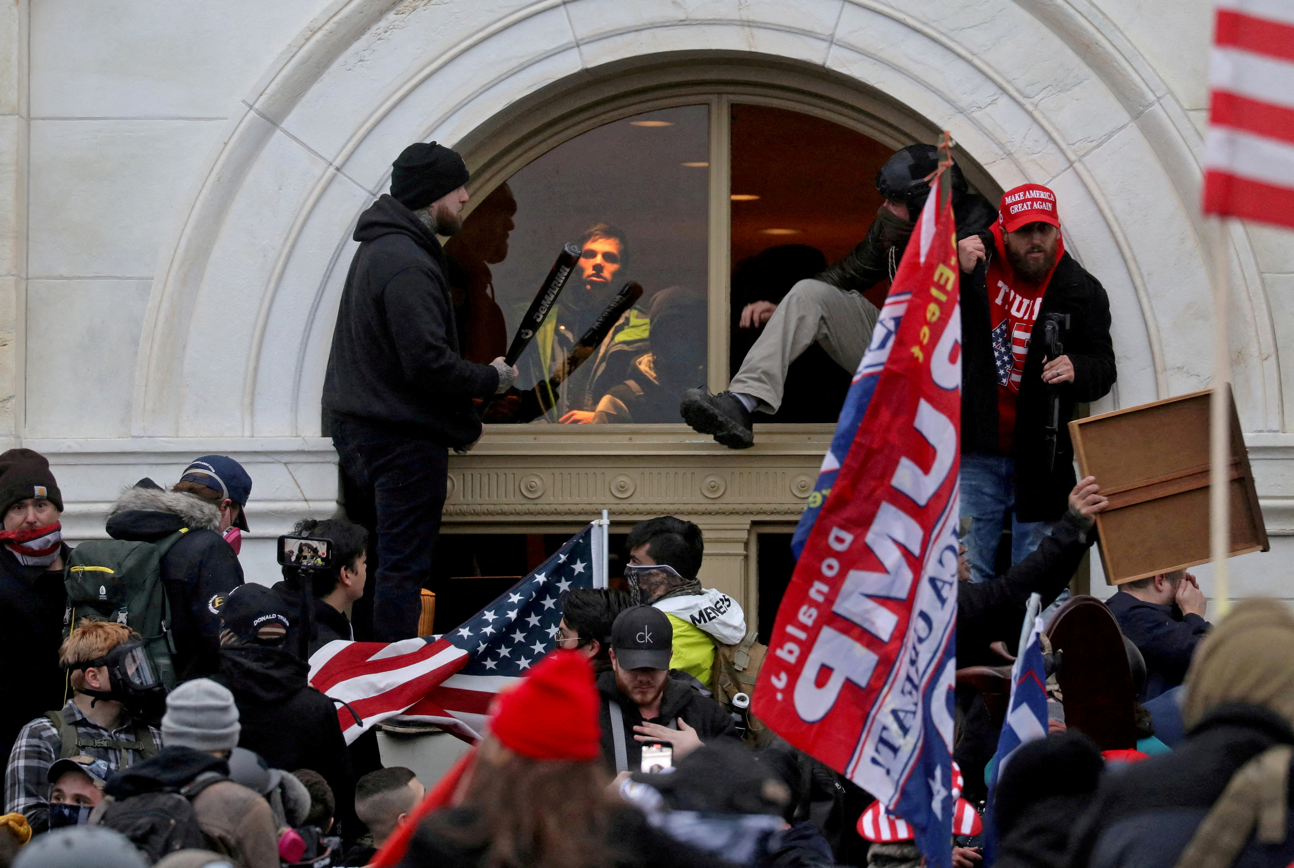 Em 6 de janeiro de 2021, o prédio do Capitólio dos EUA foi atacado por uma multidão apoiada por Trump.