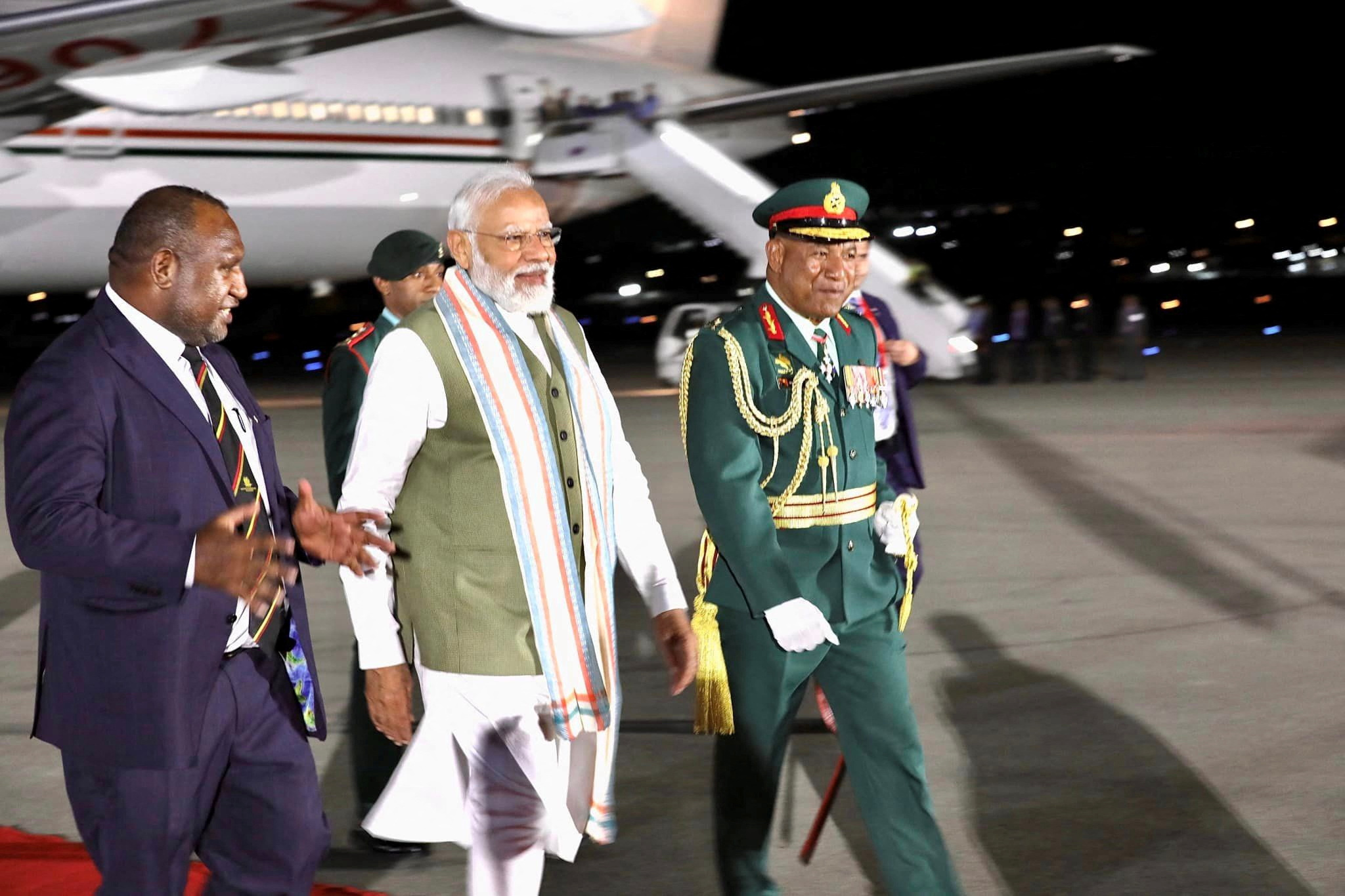 पापुआ न्यू गिनी के जैक्सन अंतरराष्ट्रीय हवाई अड्डे पर पापुआ न्यू गिनी के प्रधान मंत्री ने भारत के प्रधान मंत्री मोदी की अगवानी की