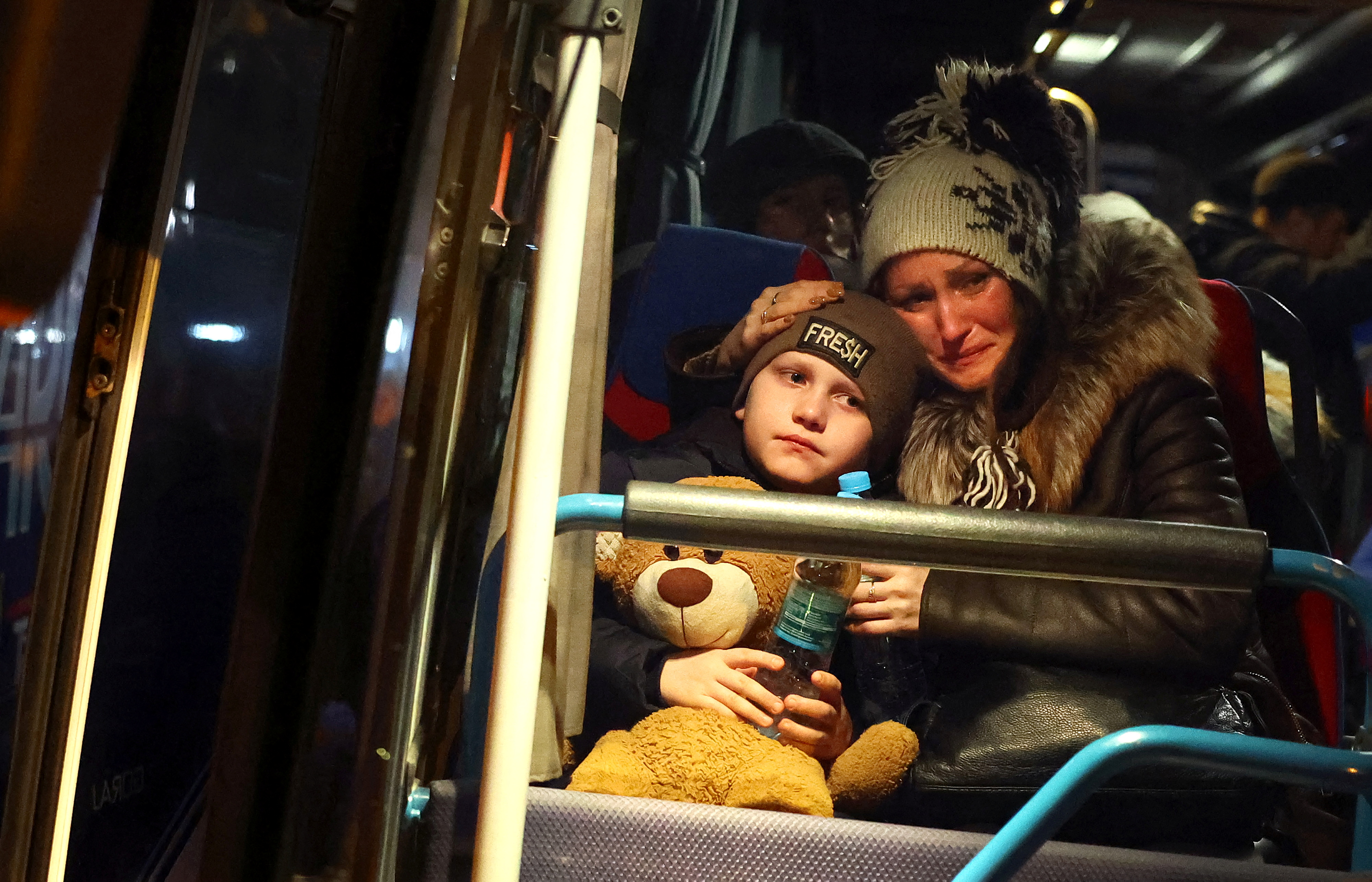 Rus işgalinden kaçan mülteciler Lviv'de geçiş için bekliyor