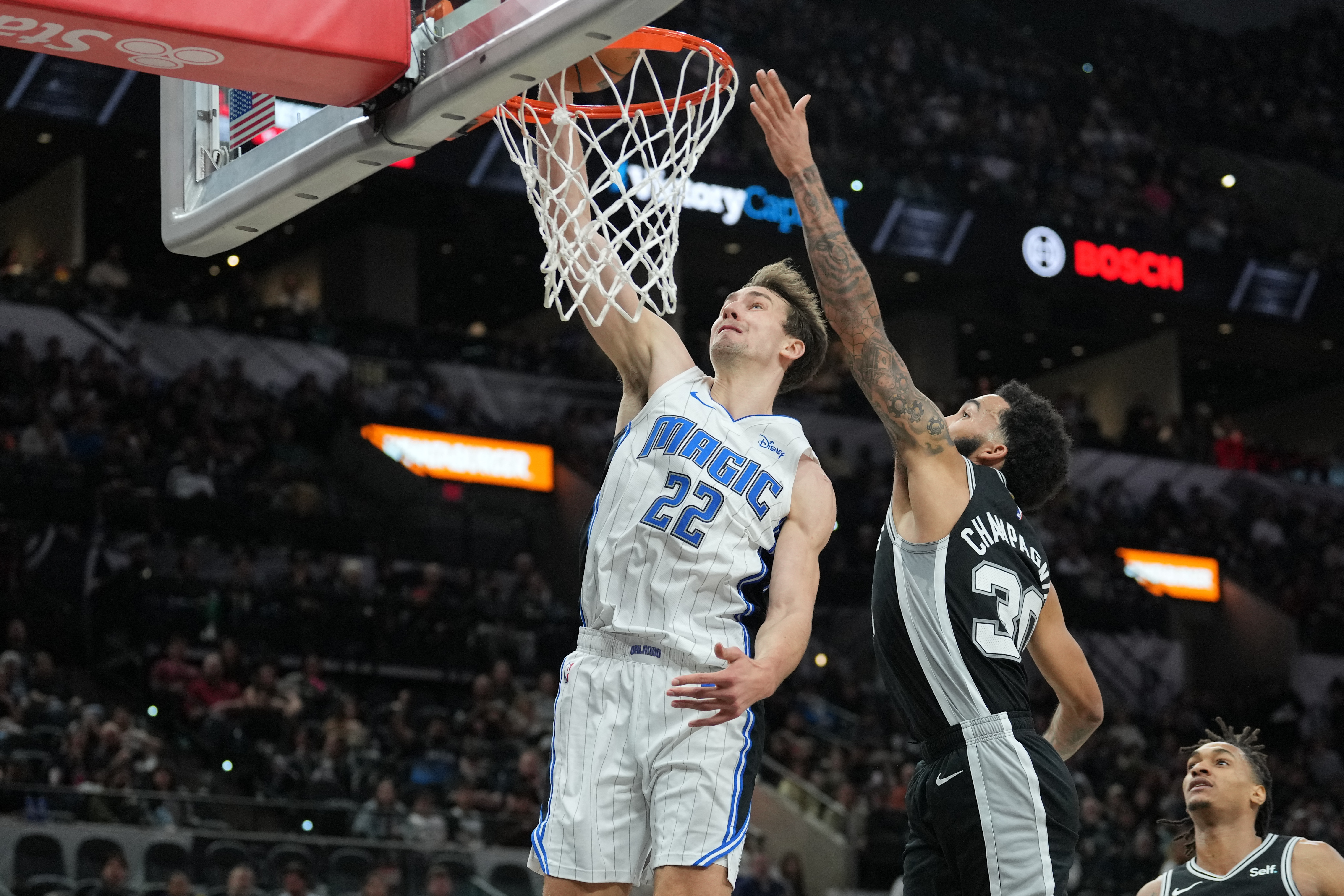 Magic hold off late push by Spurs Reuters