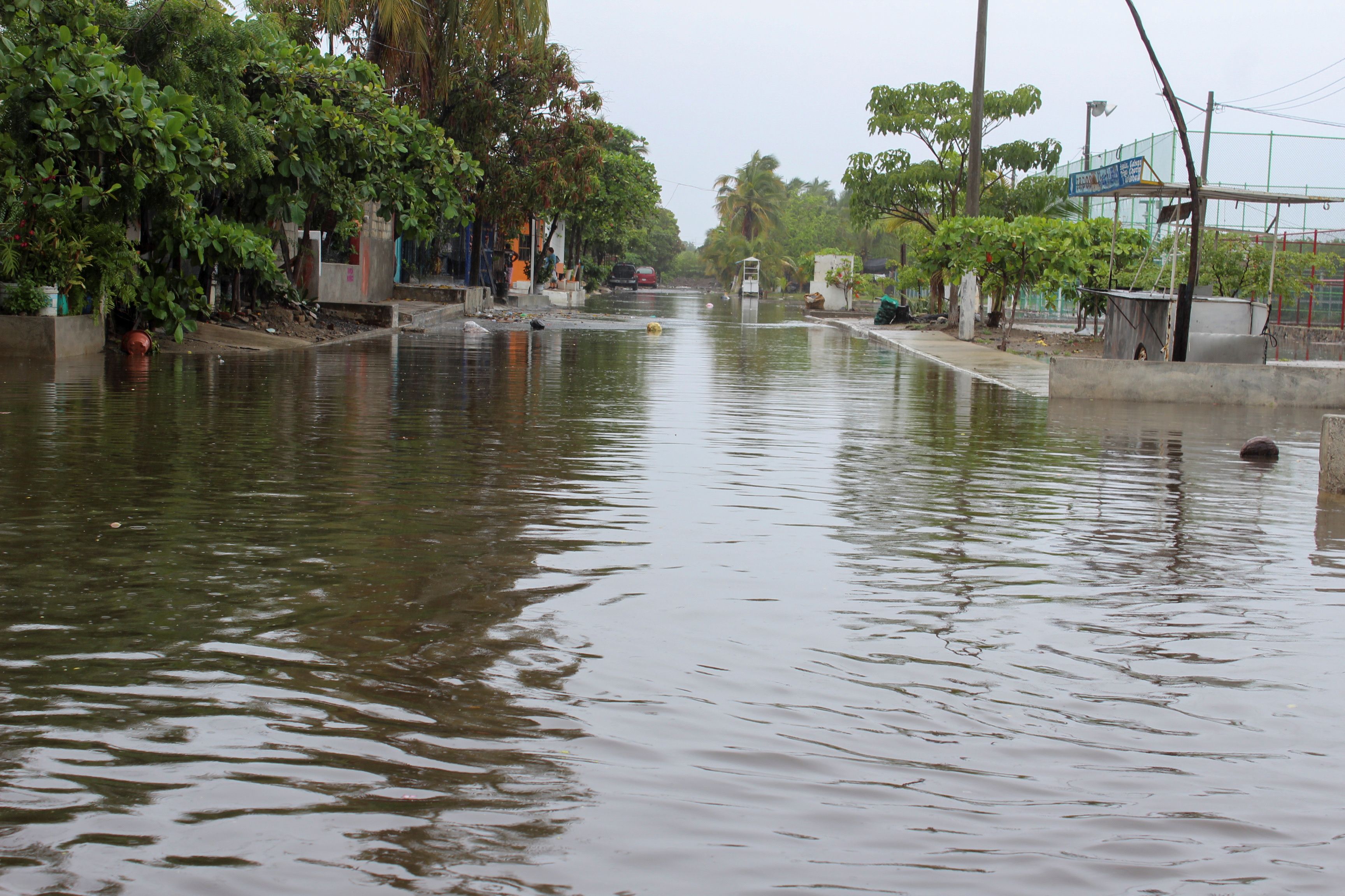 Hurricane Enrique to weaken on Monday, Mexico at risk of flash floods ...