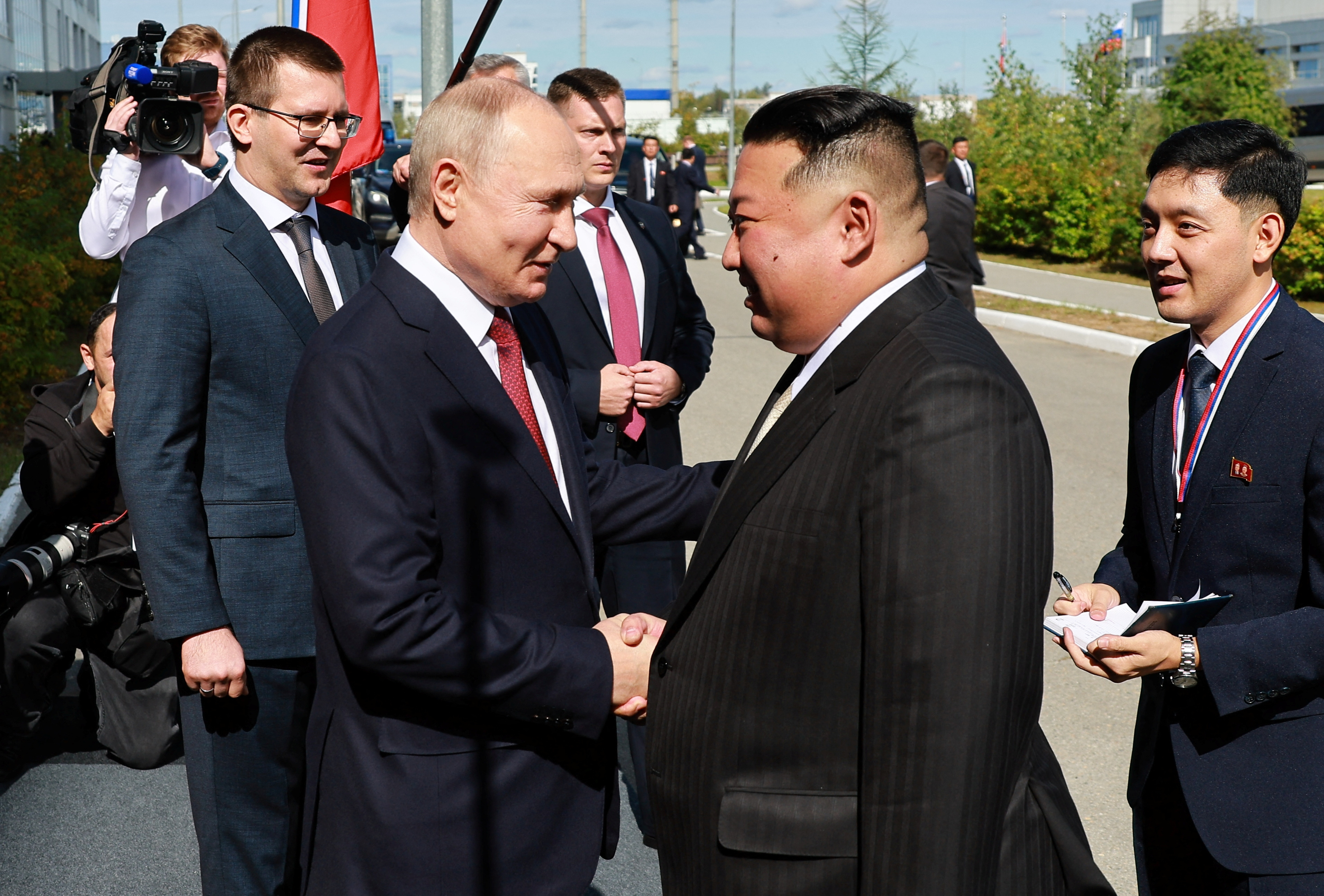 プーチン氏、金正恩氏と対面　握手交わす