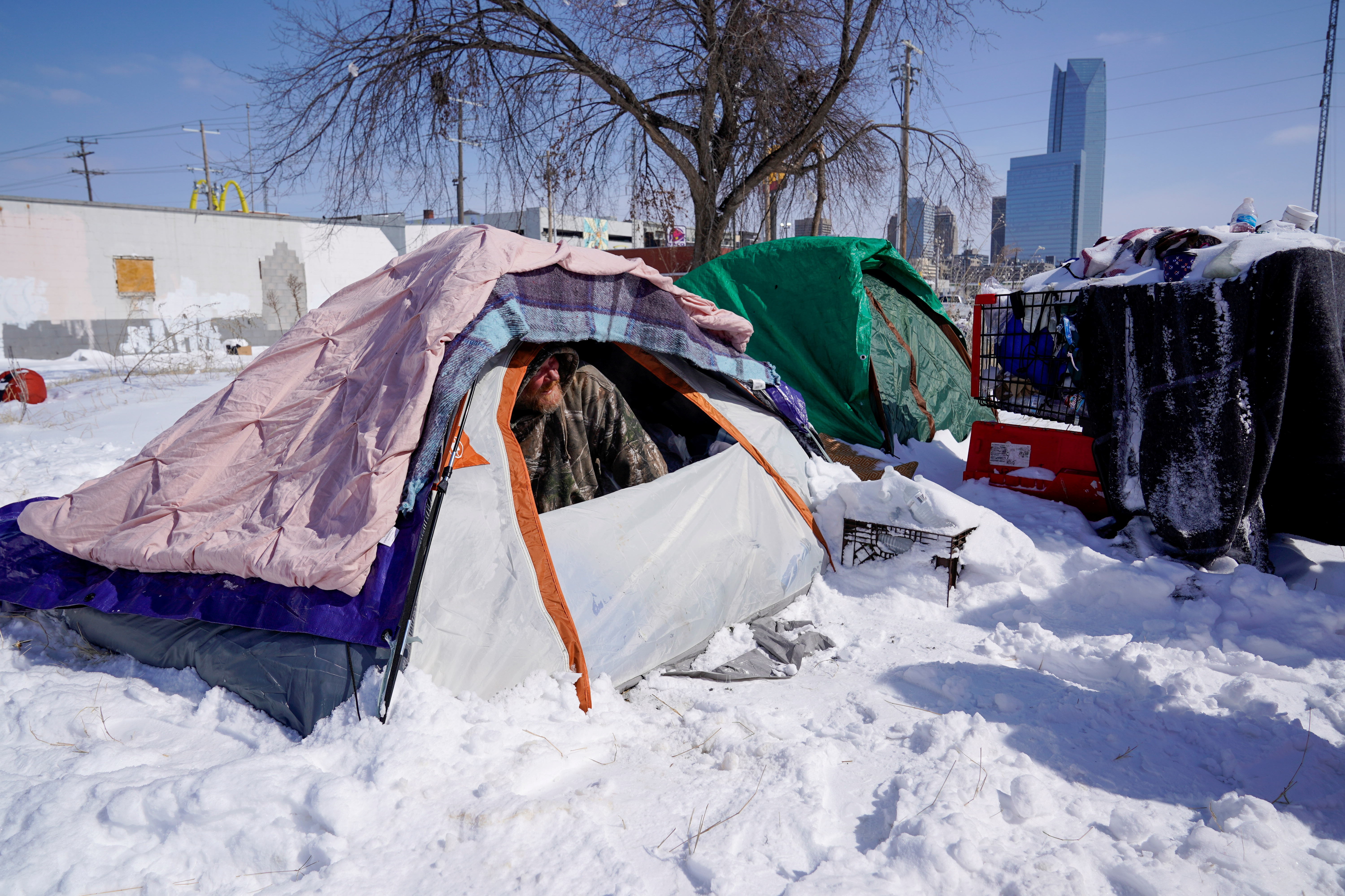 Бомжи в палатке. Палатки бомжей в США. Палатки бездомных. В палатке в Мороз.