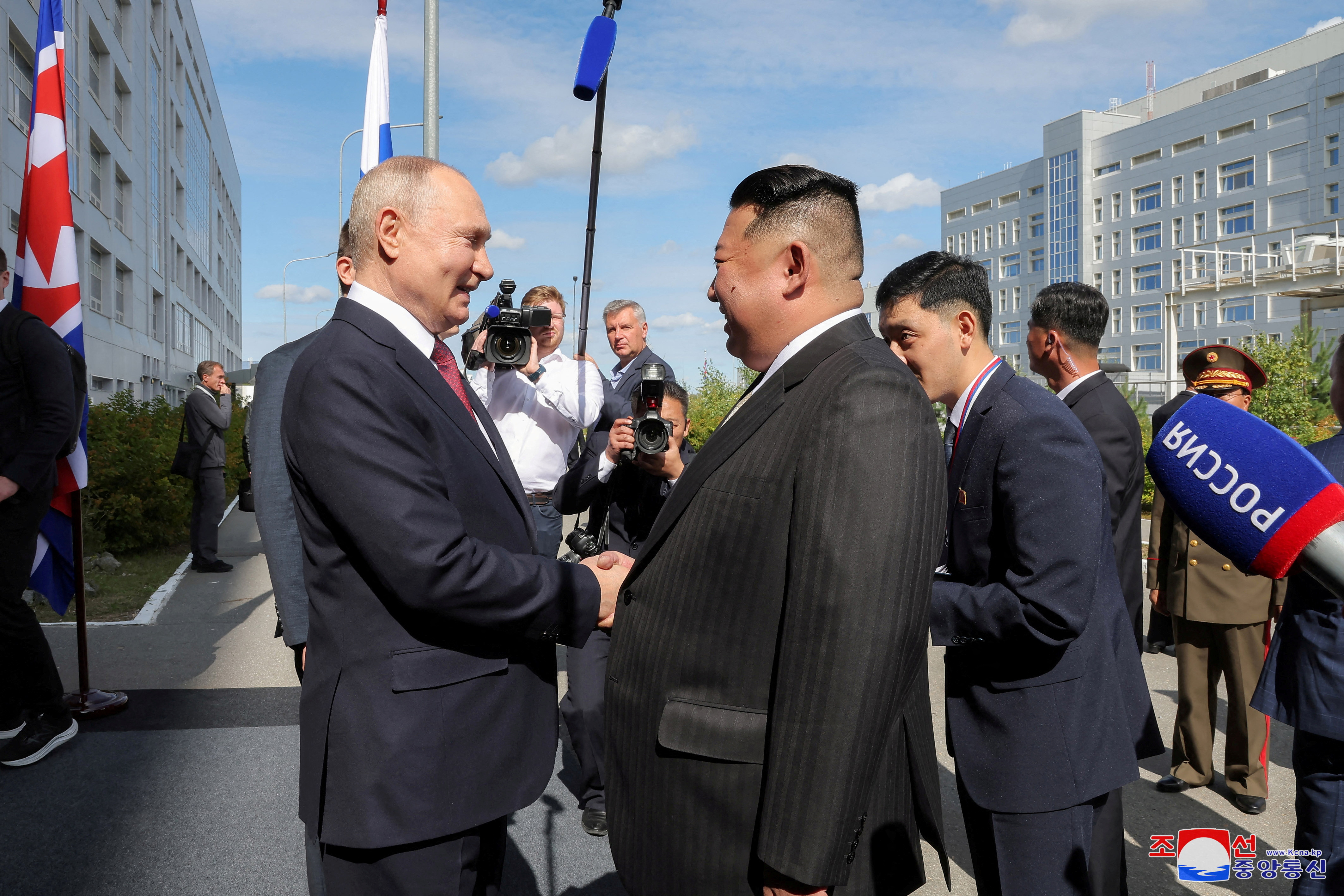 김정은 북한 국무위원장이 블라디미르 푸틴 러시아 대통령을 만났다.