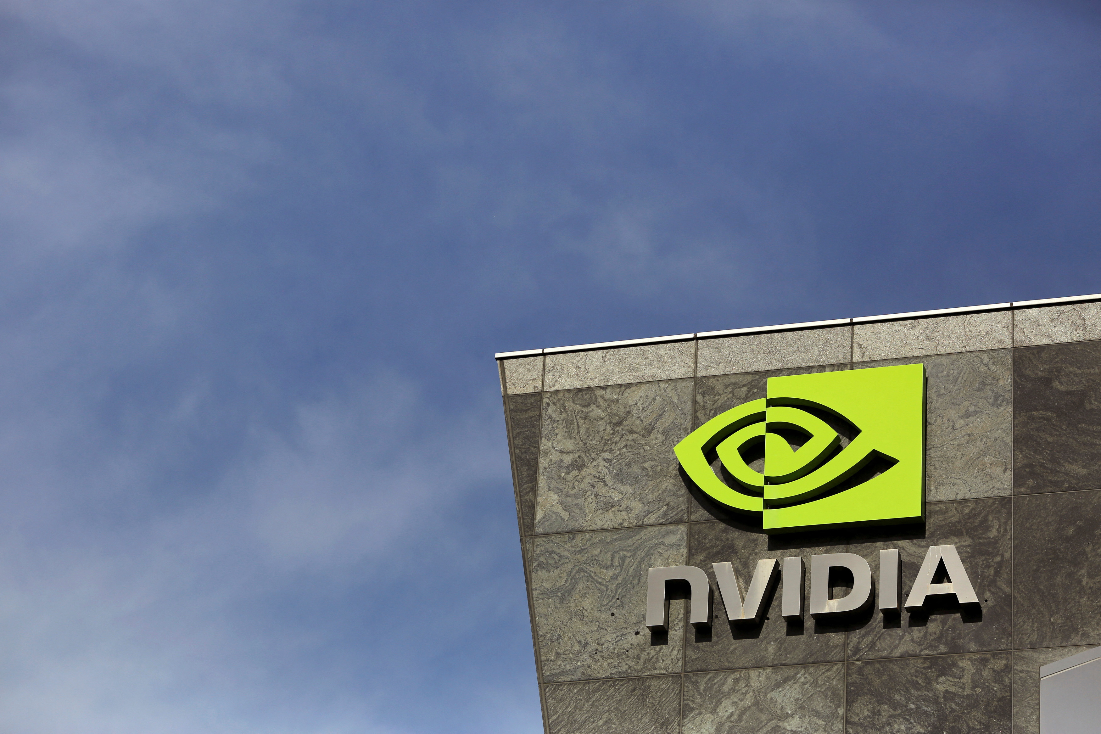 El logo de la empresa de tecnología Nvidia se ve en su sede en Santa Clara