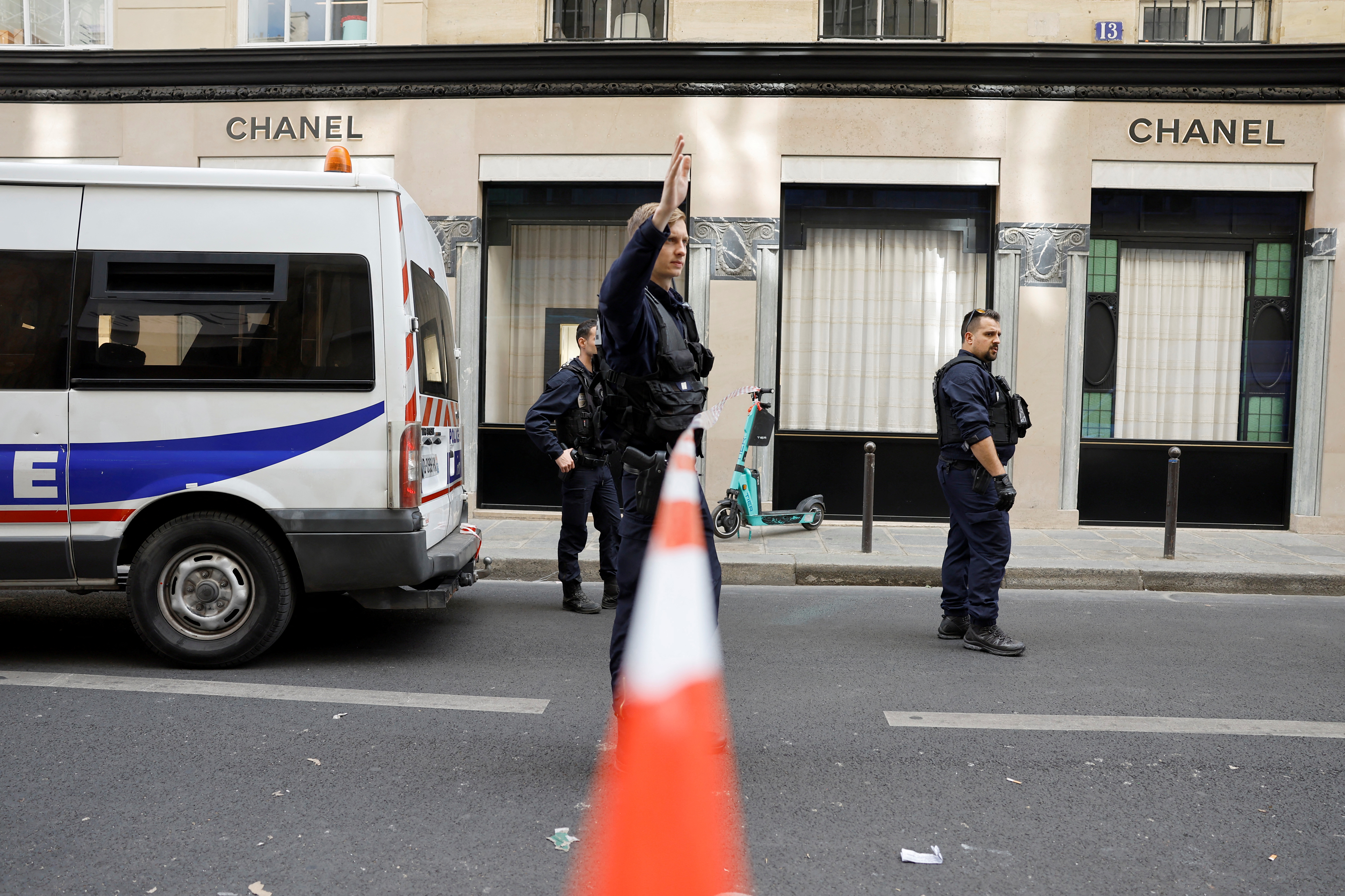 Burglars Ransack Chanel Boutique in Paris - WSJ