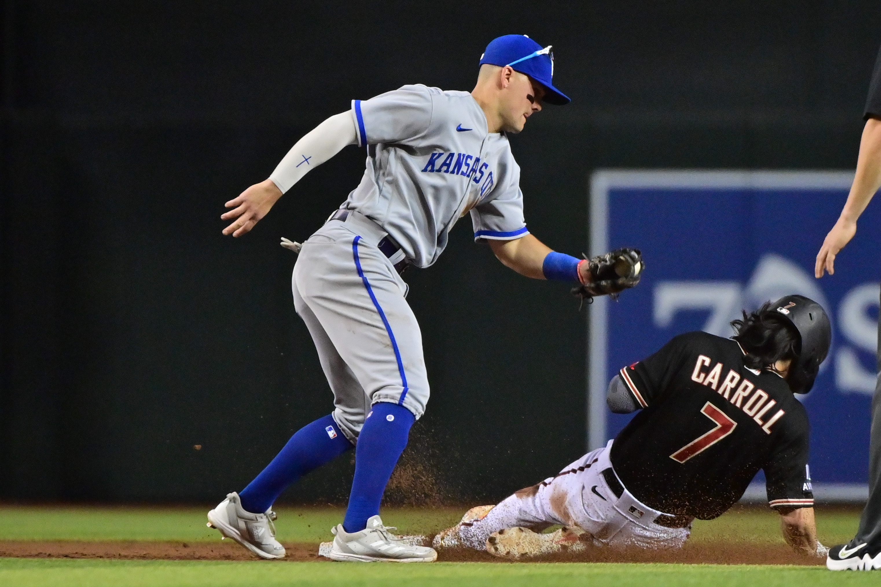 Royals take advantage of D-backs' shift, errors to score odd run