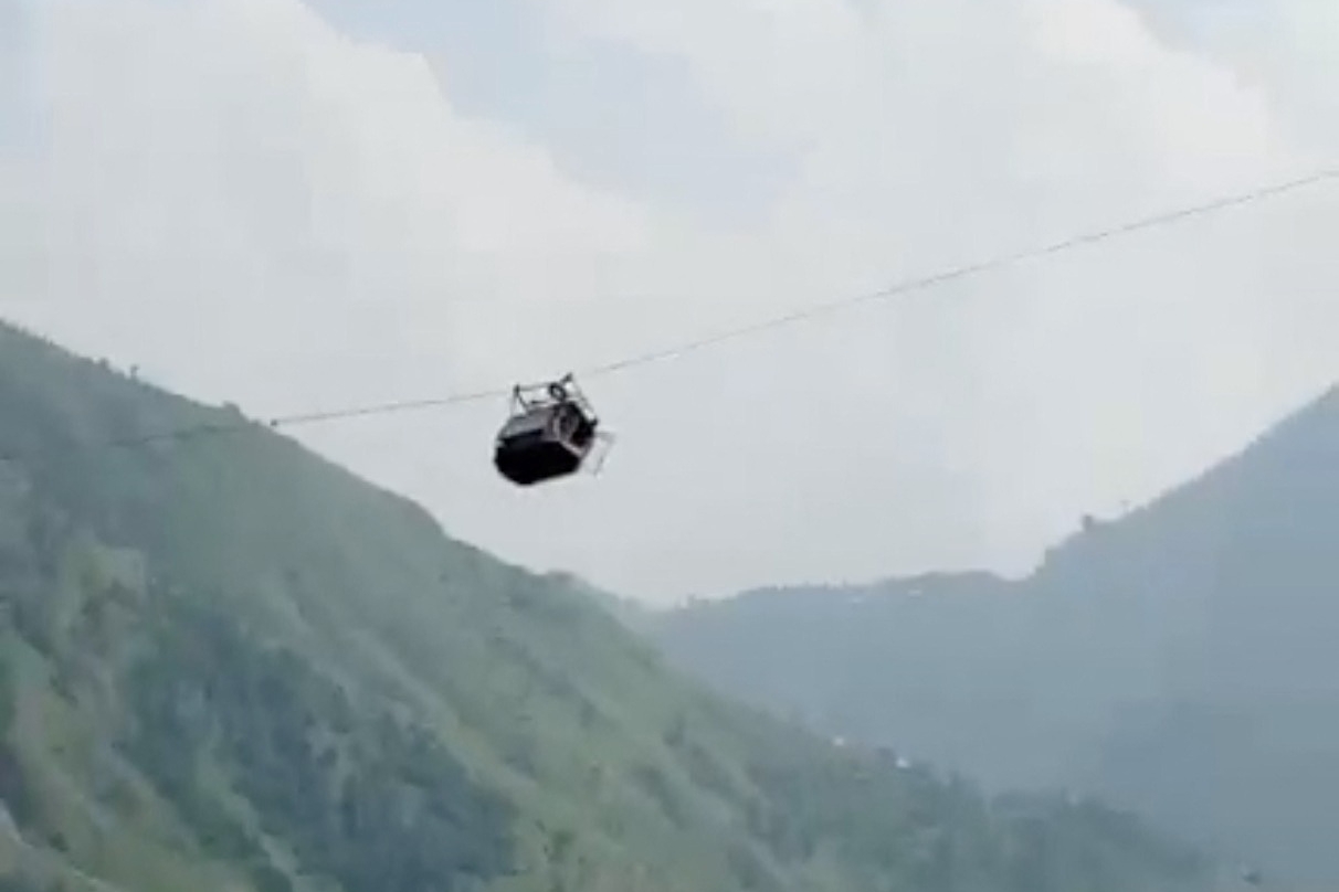 A view showing the cable car carrying stranded students through the air in Patagram