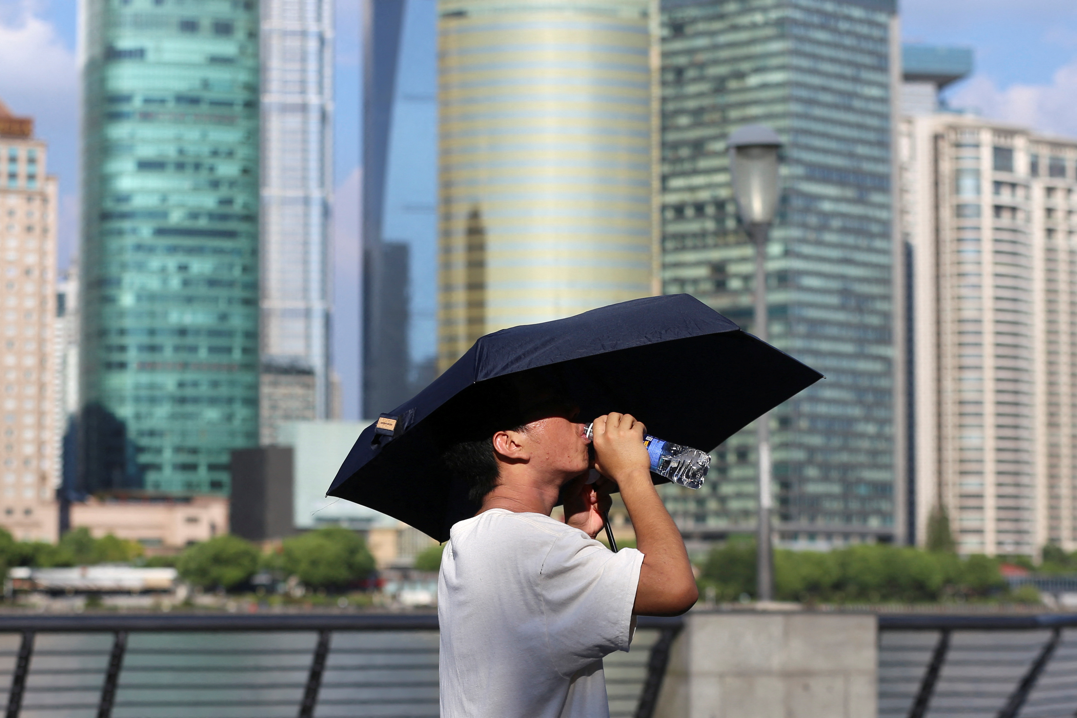 Red alert for heatwave in Shanghai