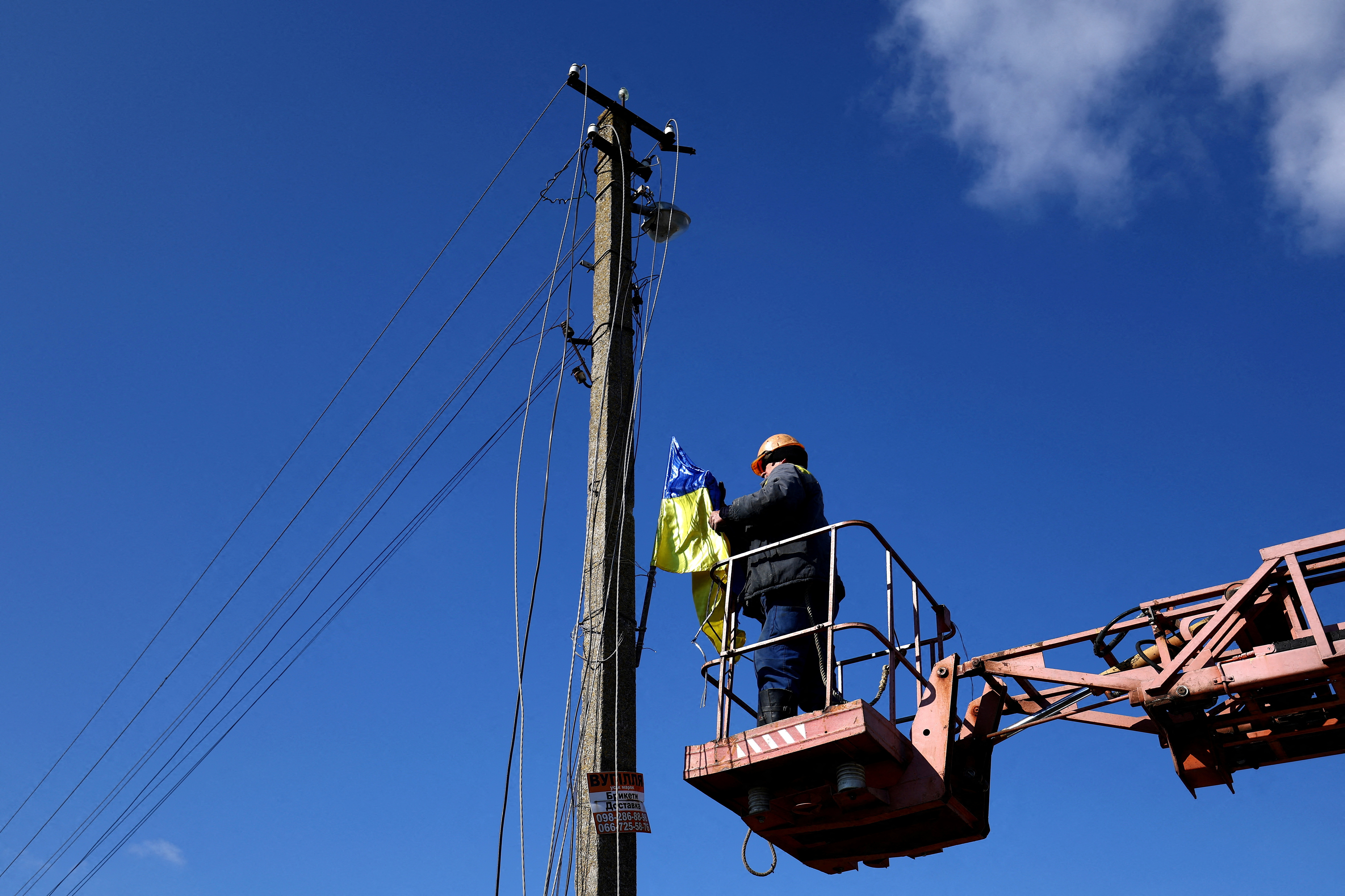 Electricity workers repair power cords in Pravdyne