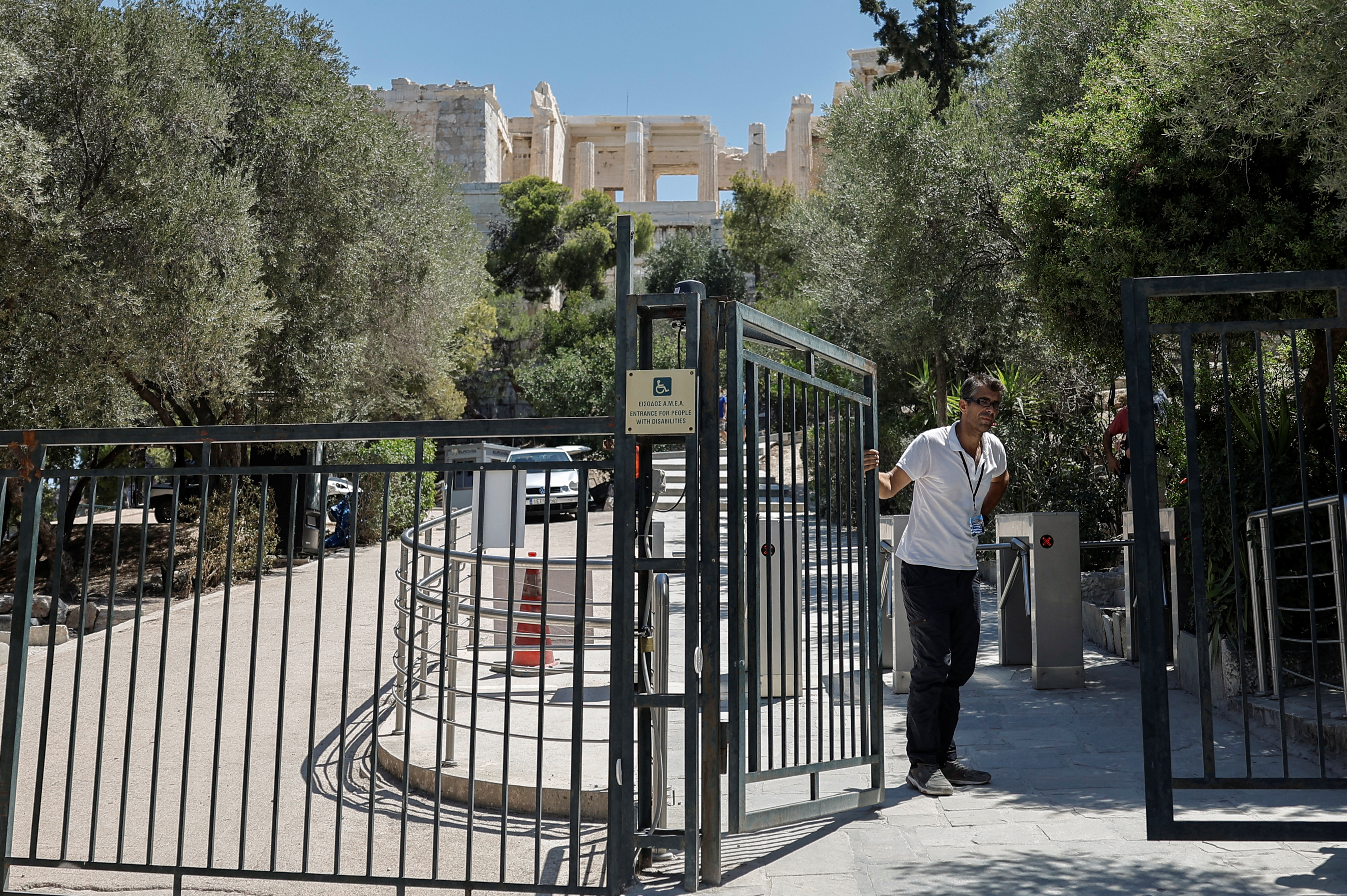 Acropolis temporarily closes due to heatwave