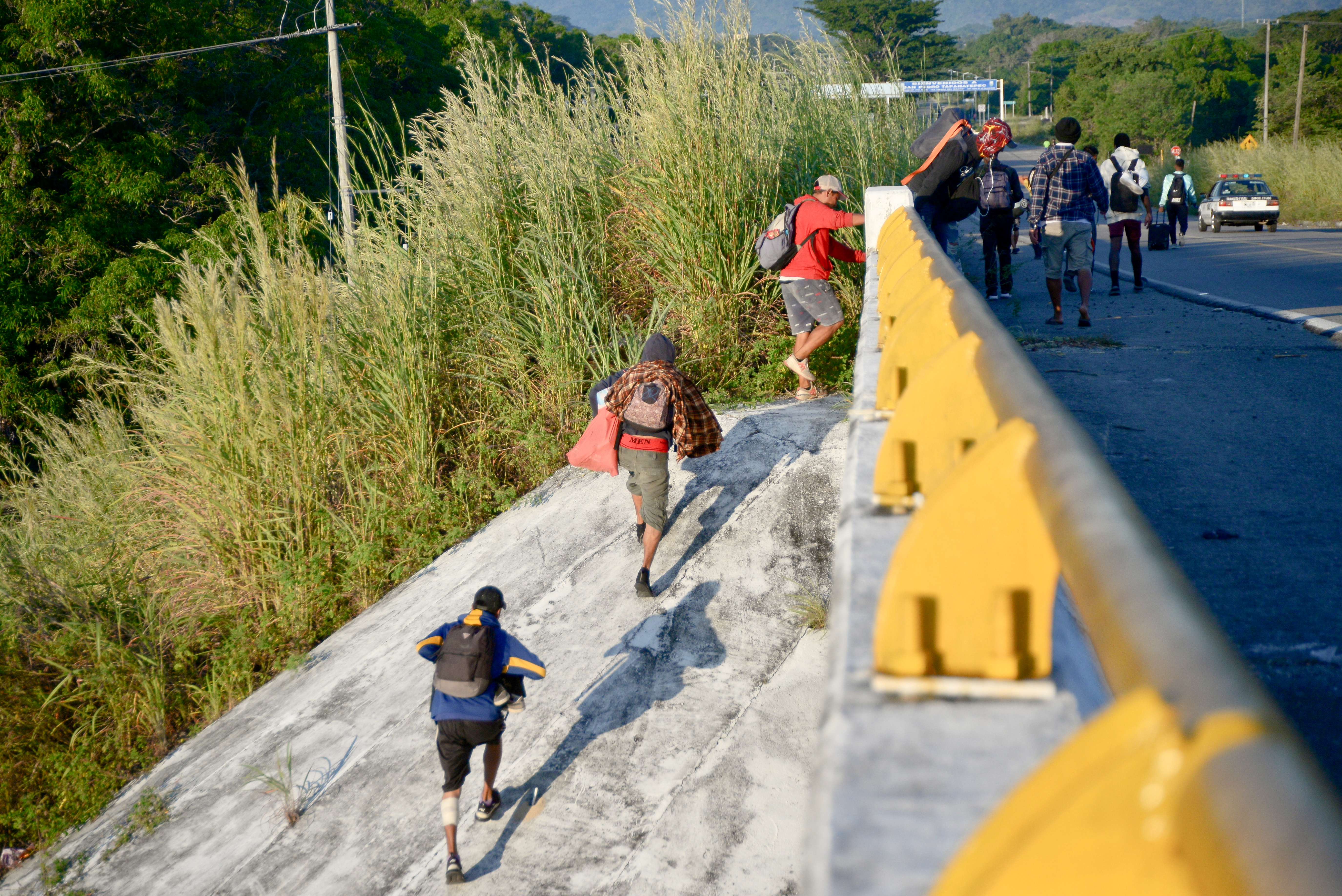 Migrant caravan heads north, in Tapanatepec