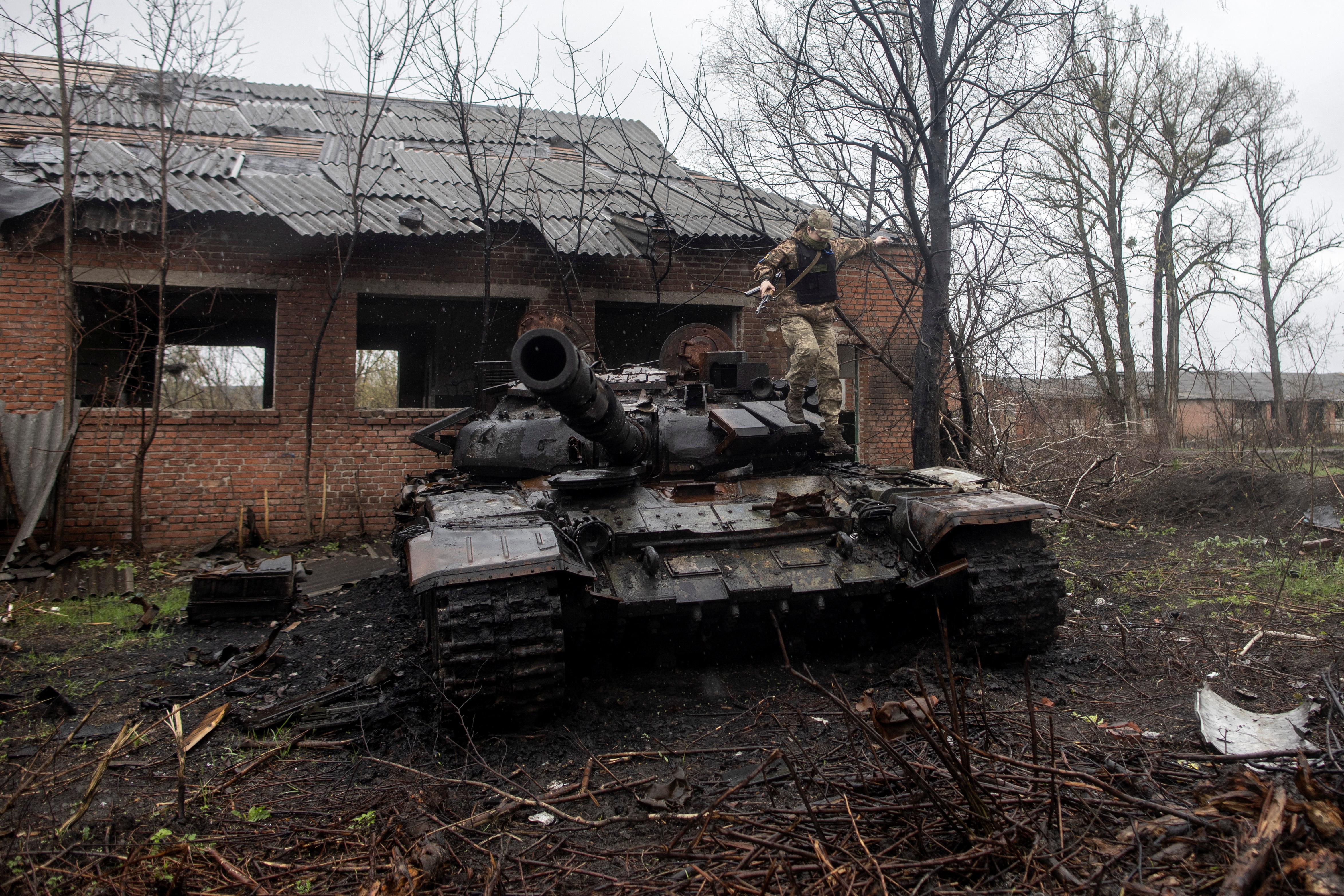 Continua l'attacco russo all'Ucraina nel villaggio di Mala Rohan, nella regione di Kharkiv