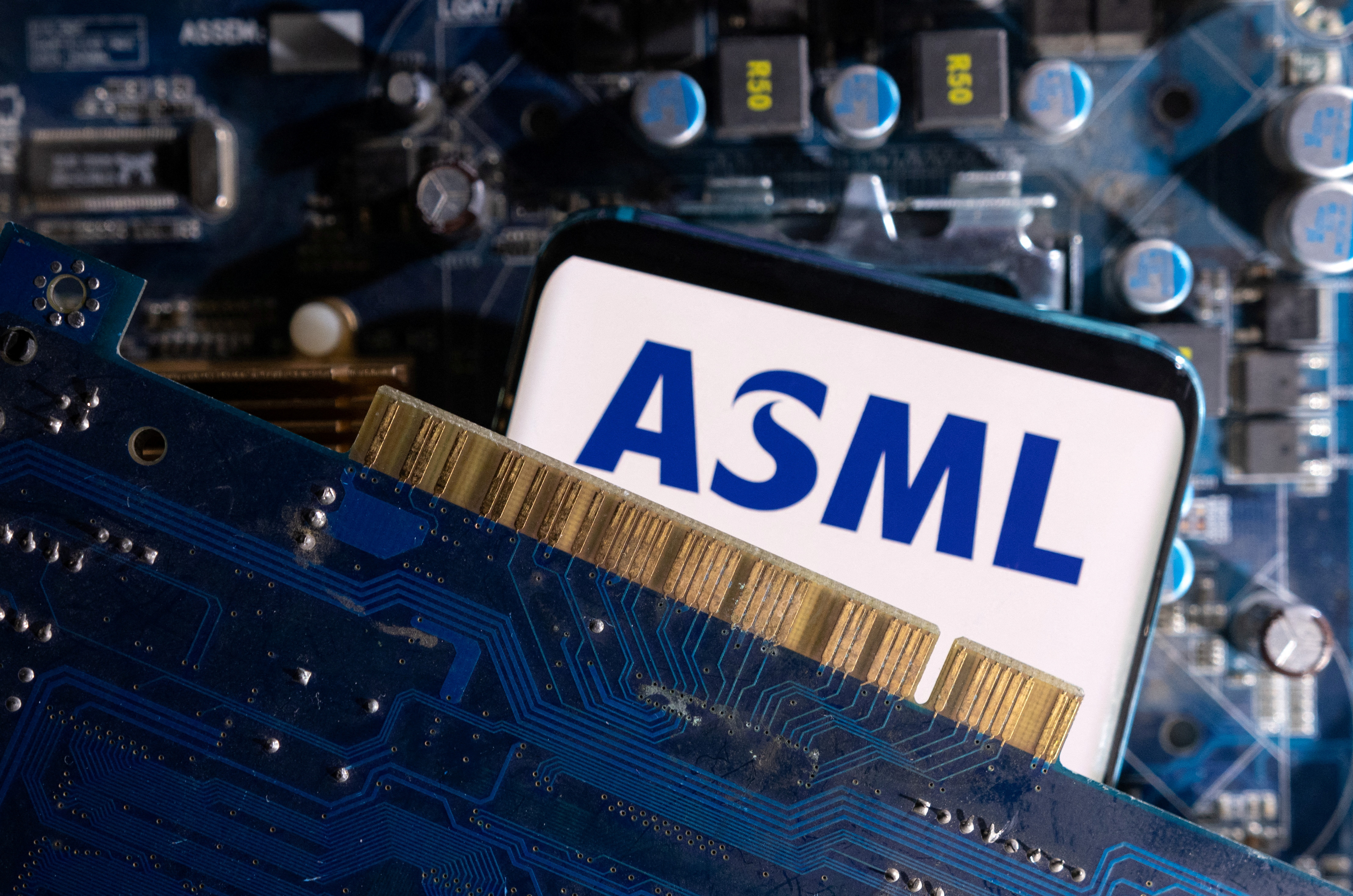 ＡＳＭＬ株16％安、受注低迷や25年見通し下方修正がサプライズ