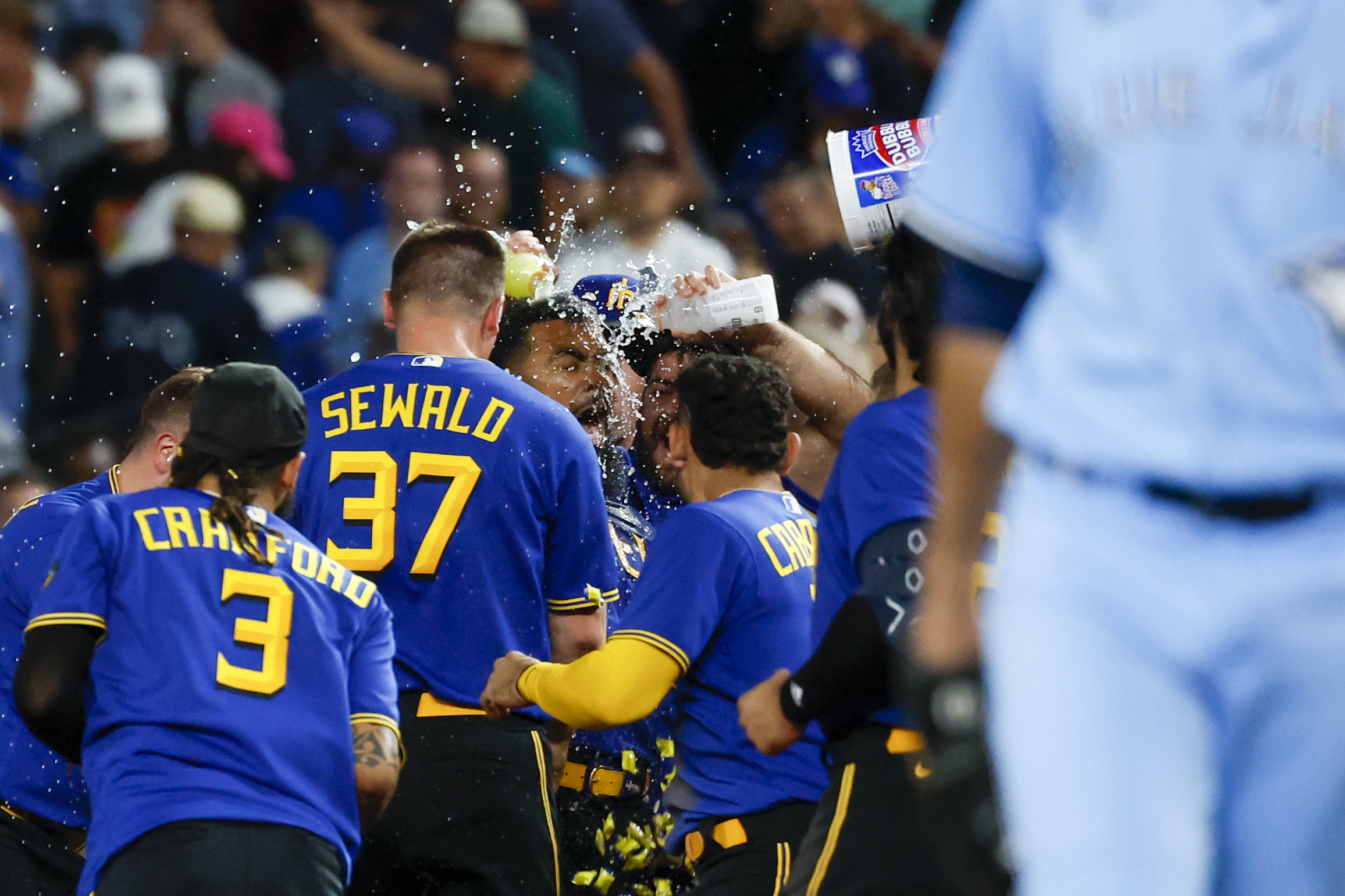 Mariners players upset about Blue Jays merch at Seattle team store