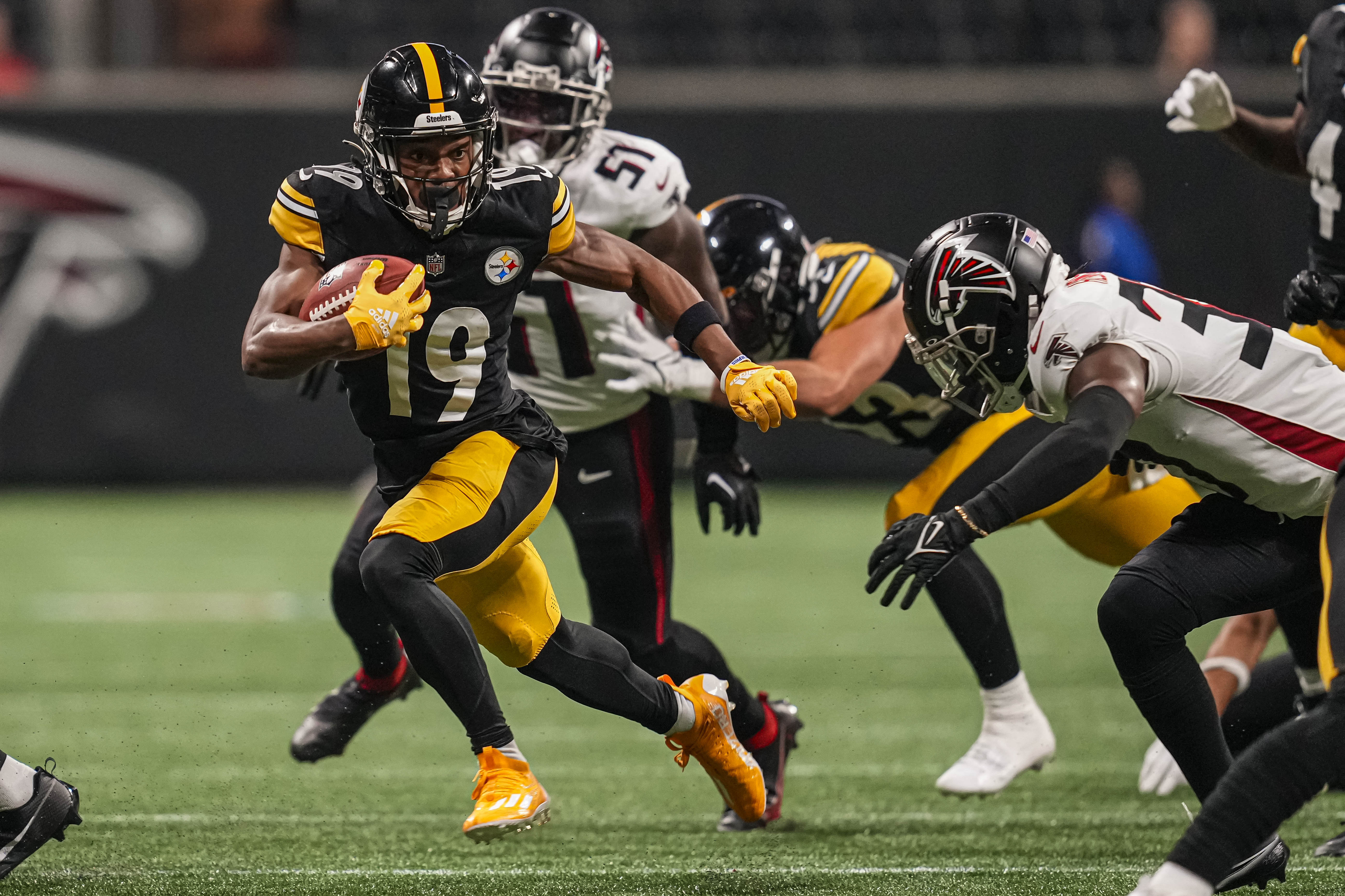 Pittsburgh Steelers quarterback Kenny Pickett throws during the first half  of a preseason NFL football game against the Atlanta Falcons, Thursday,  Aug. 24, 2023, in Atlanta. (AP Photo/Hakim Wright Stock Photo - Alamy