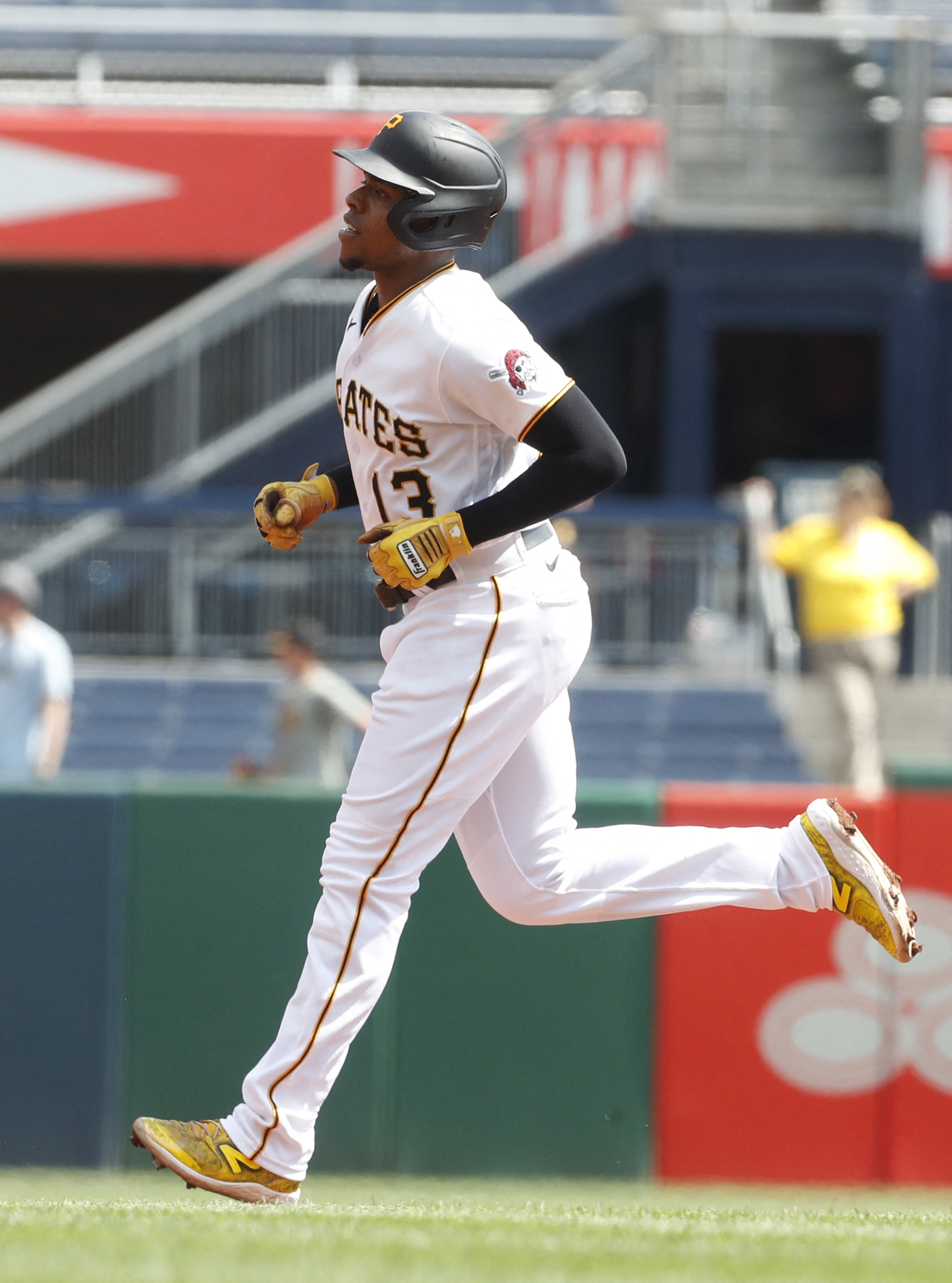 Pirates take series with 5-4 win over Brewers | Reuters