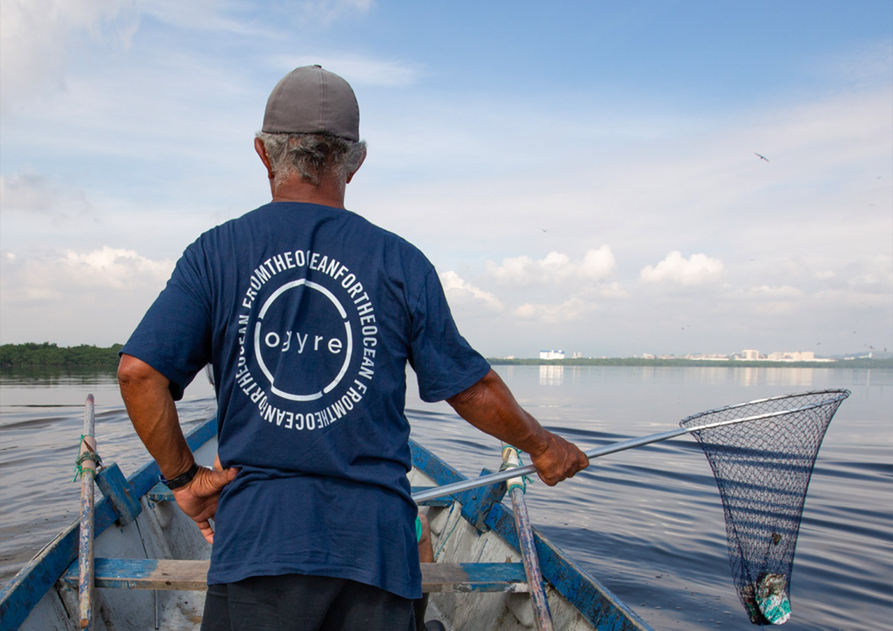 BVRio ha utilizado créditos plásticos para pagar a los pescadores en la Bahía de Guanabara de Río para que recolecten desechos