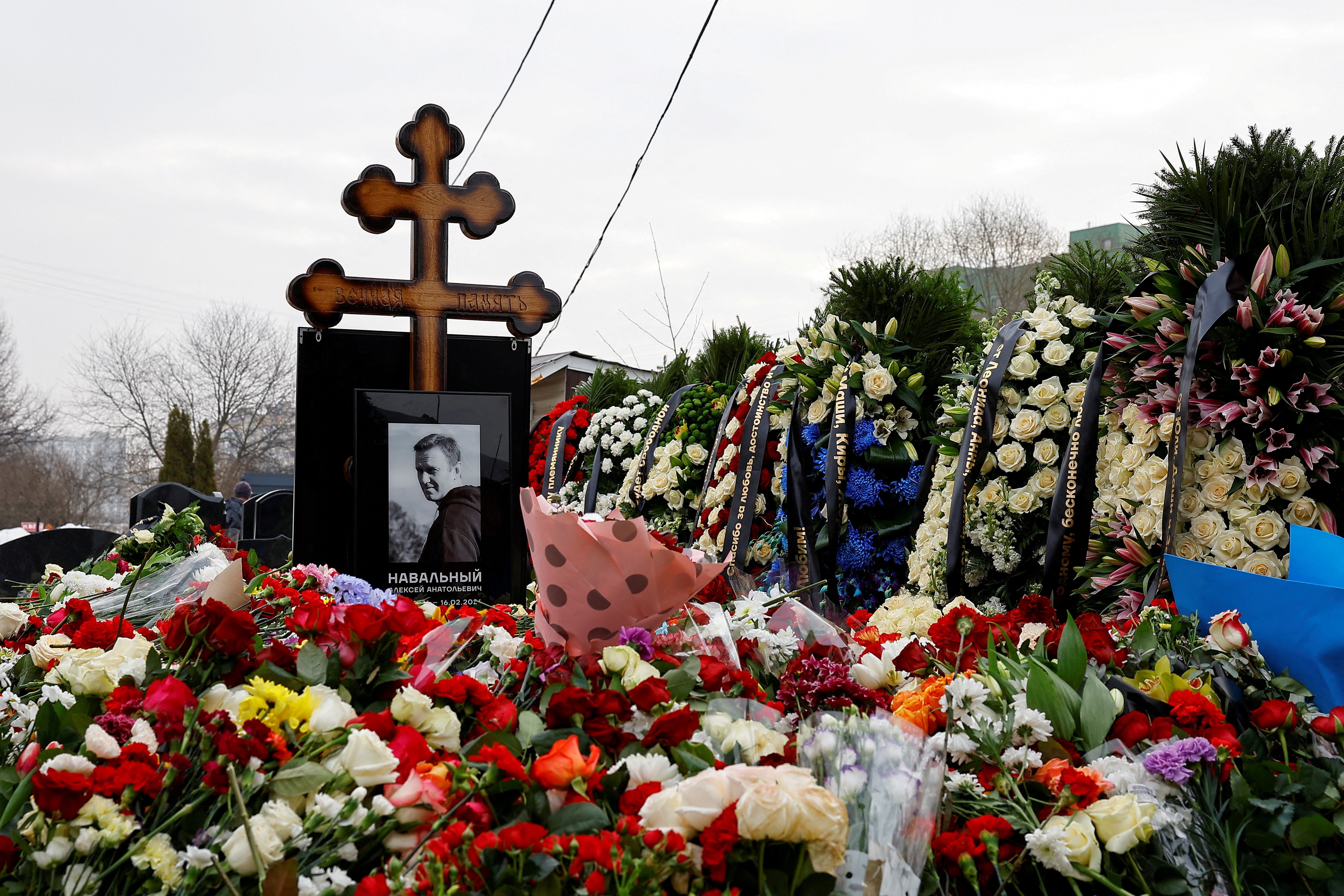 Mourners come to grave of Russian opposition leader Alexei Navalny