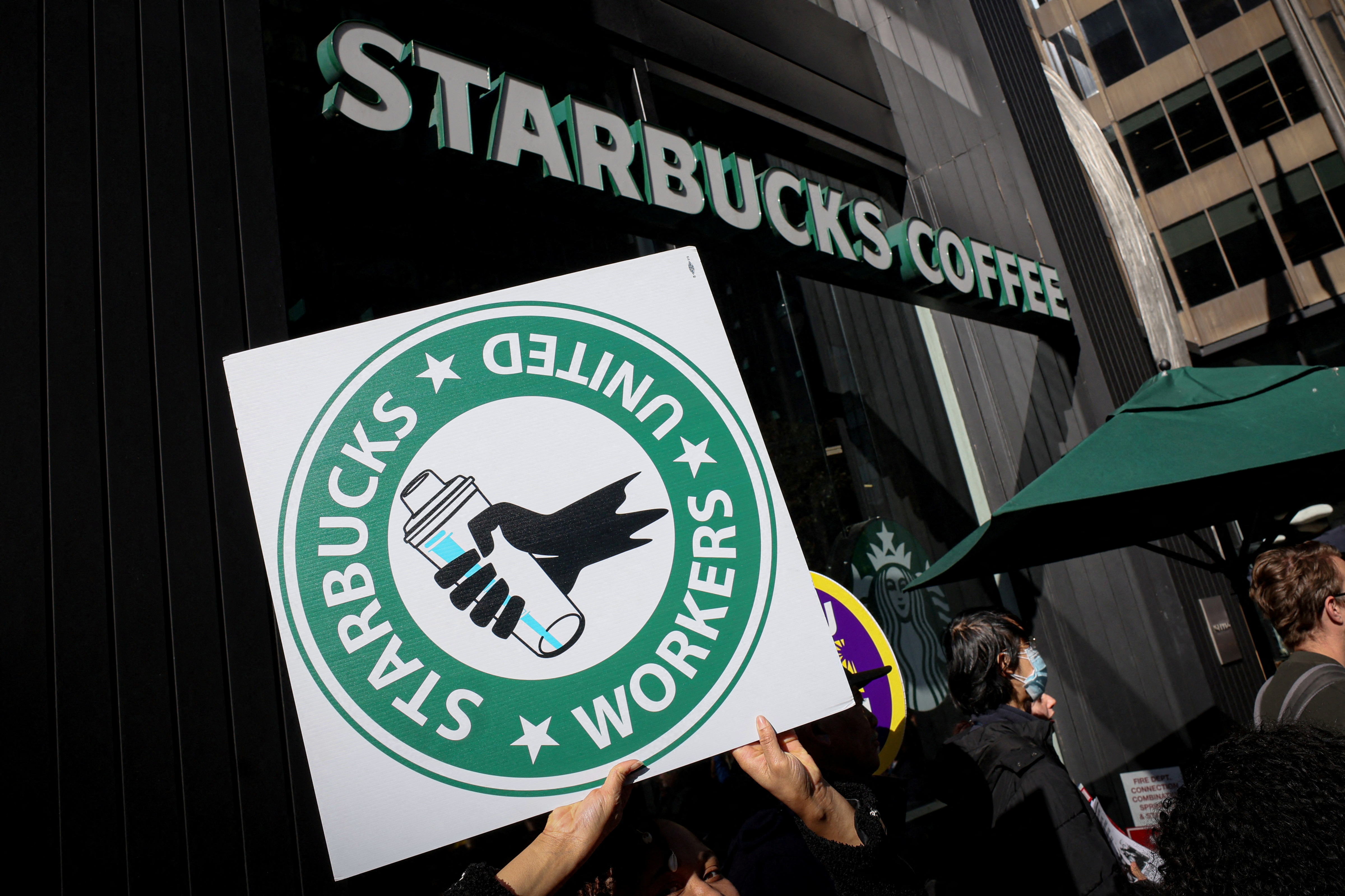 Starbucks Workers in the New York City Area Seek to Unionize - The New York  Times