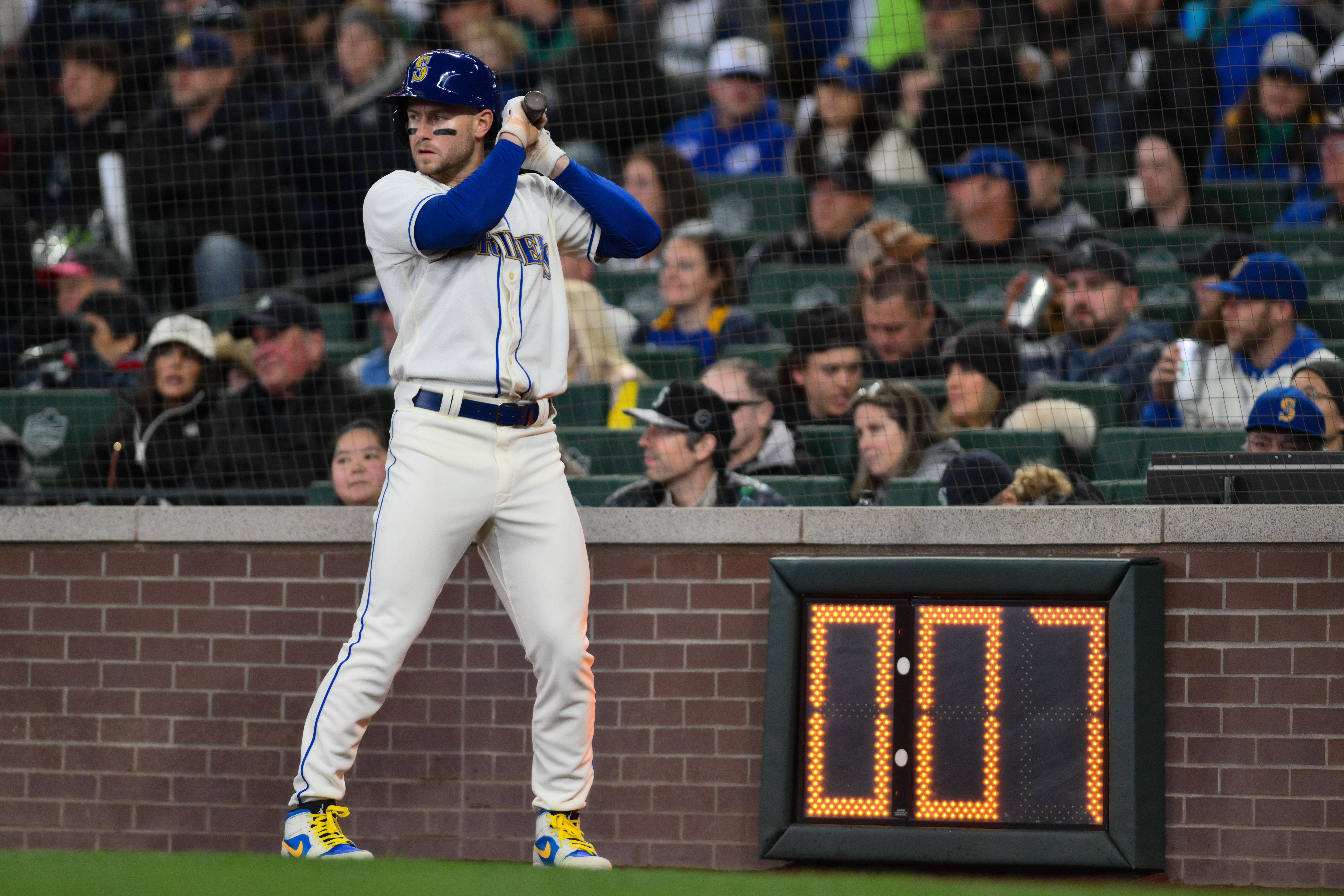 Luis Castillo flirts with perfection as Mariners sweep Rockies