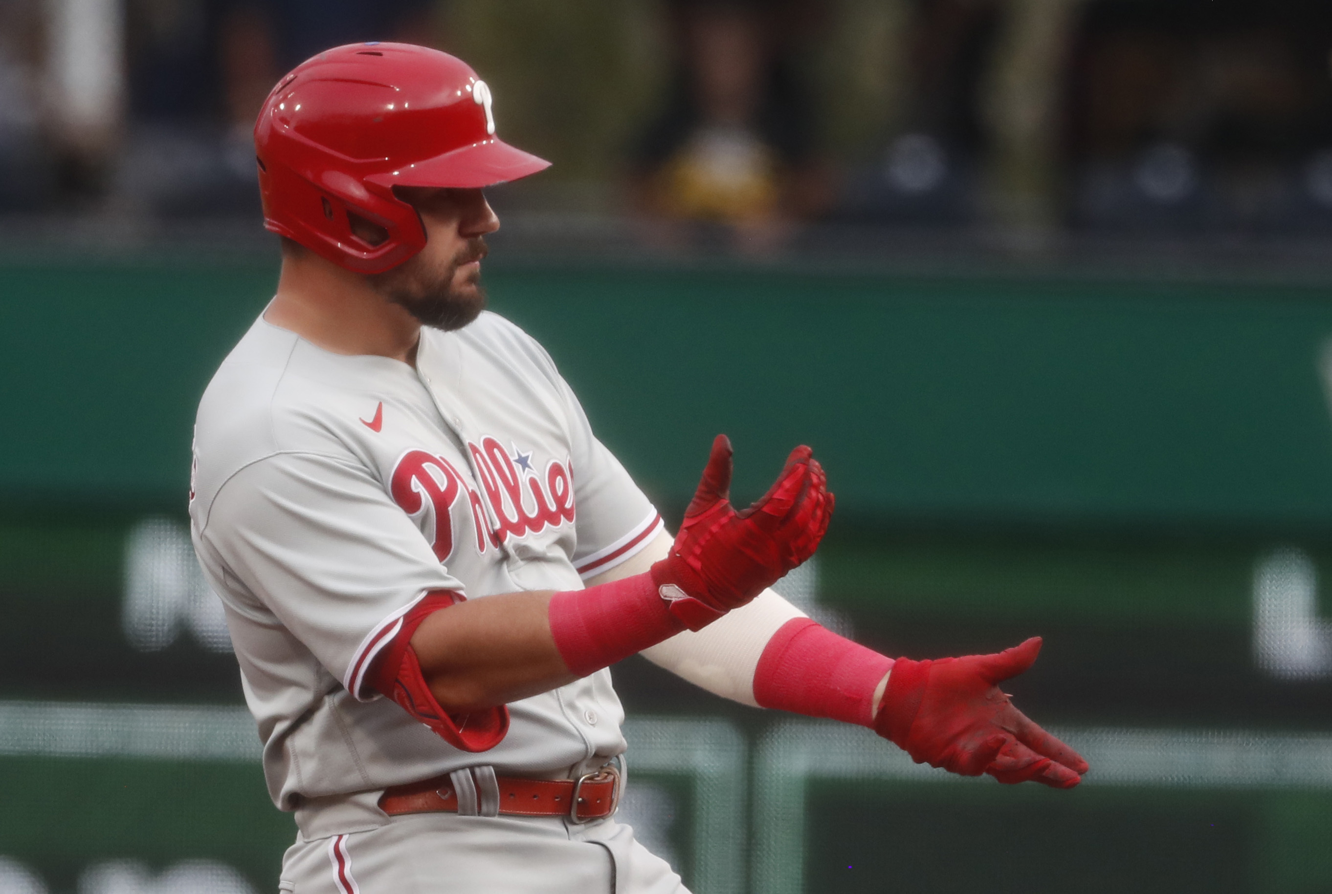 Kyle Schwarber blasted a 2-run HR as Phillies edged-Pirates