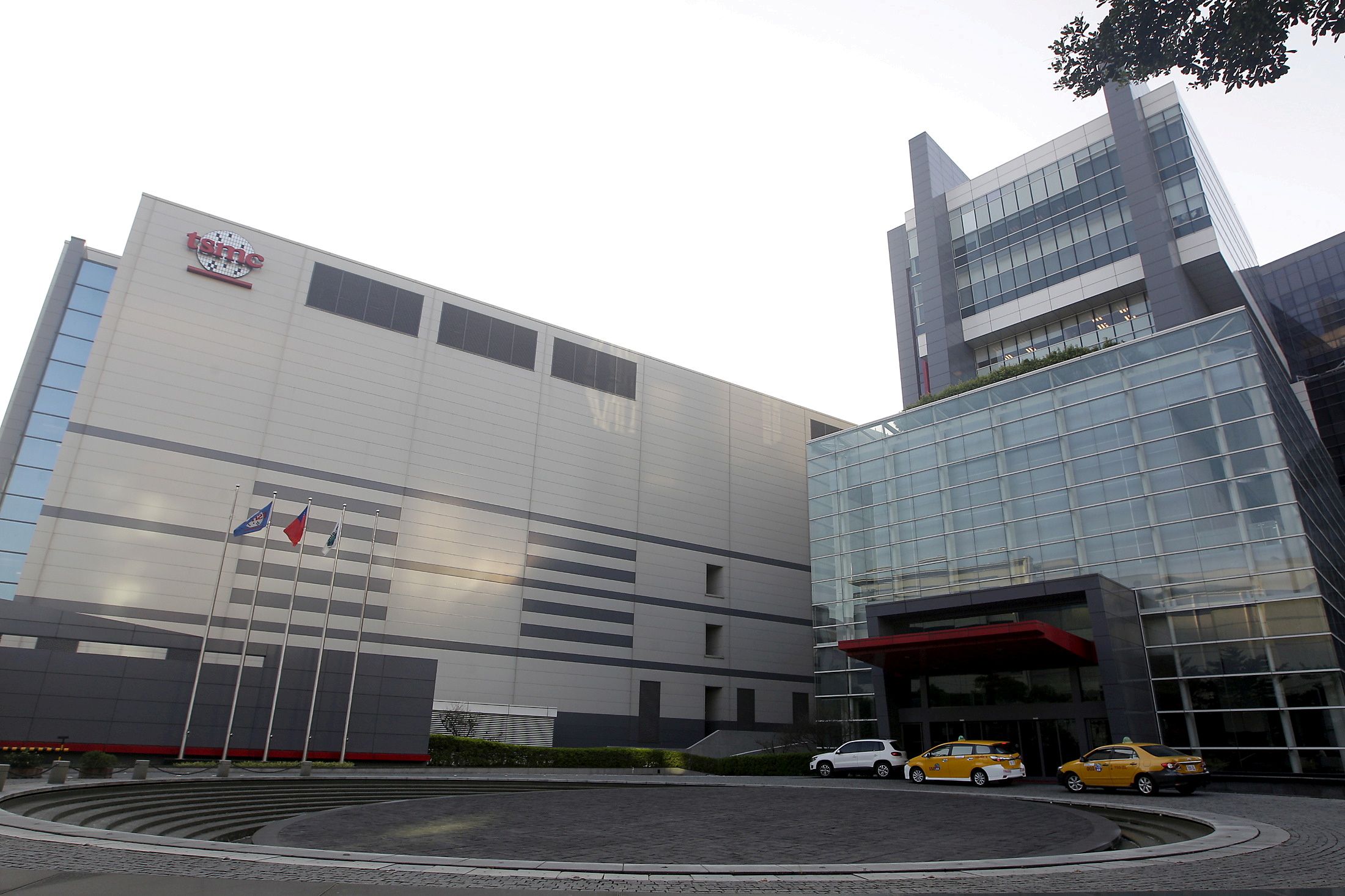 The Taiwan Semiconductor Manufacturing Co Ltd (TSMC) headquarters building is seen in Hsinchu, northern Taiwan, November 19, 2015. REUTERS/Pichi Chuang/File Photo/File Photo