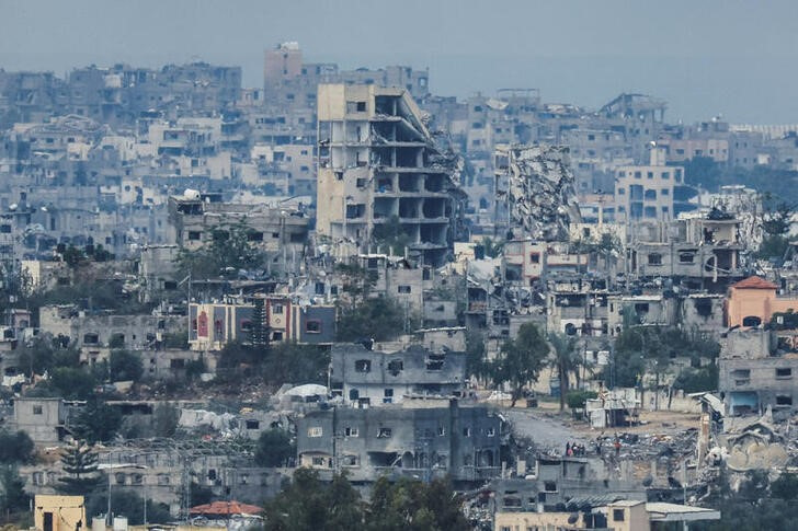 Pemandangan bangunan yang hancur di Gaza yang terkena serangan Israel selama konflik, di tengah gencatan senjata sementara antara Hamas dan Israel, terlihat dari Israel selatan
