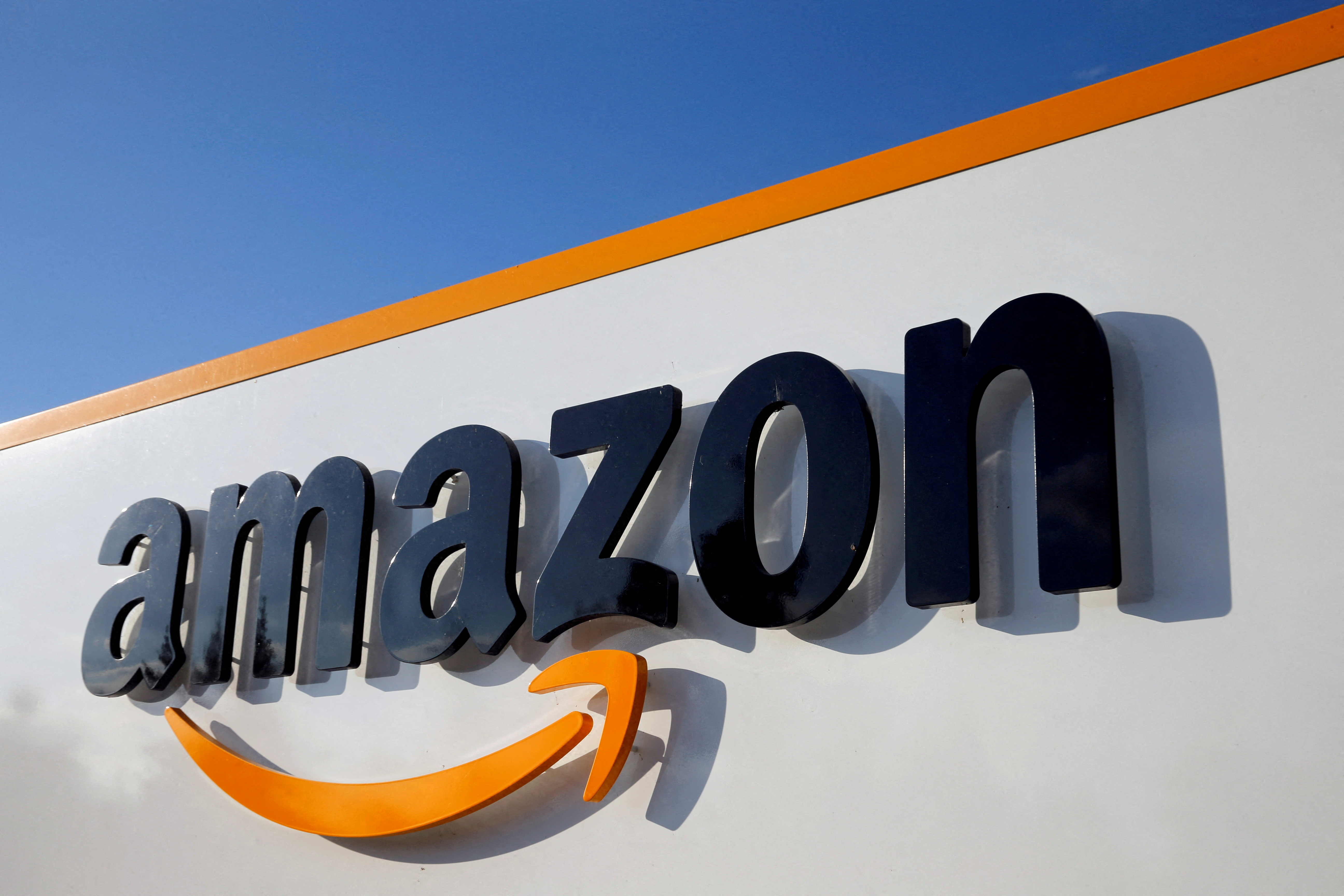 El logotipo de Amazon se puede ver en el centro logístico de la empresa en Boves