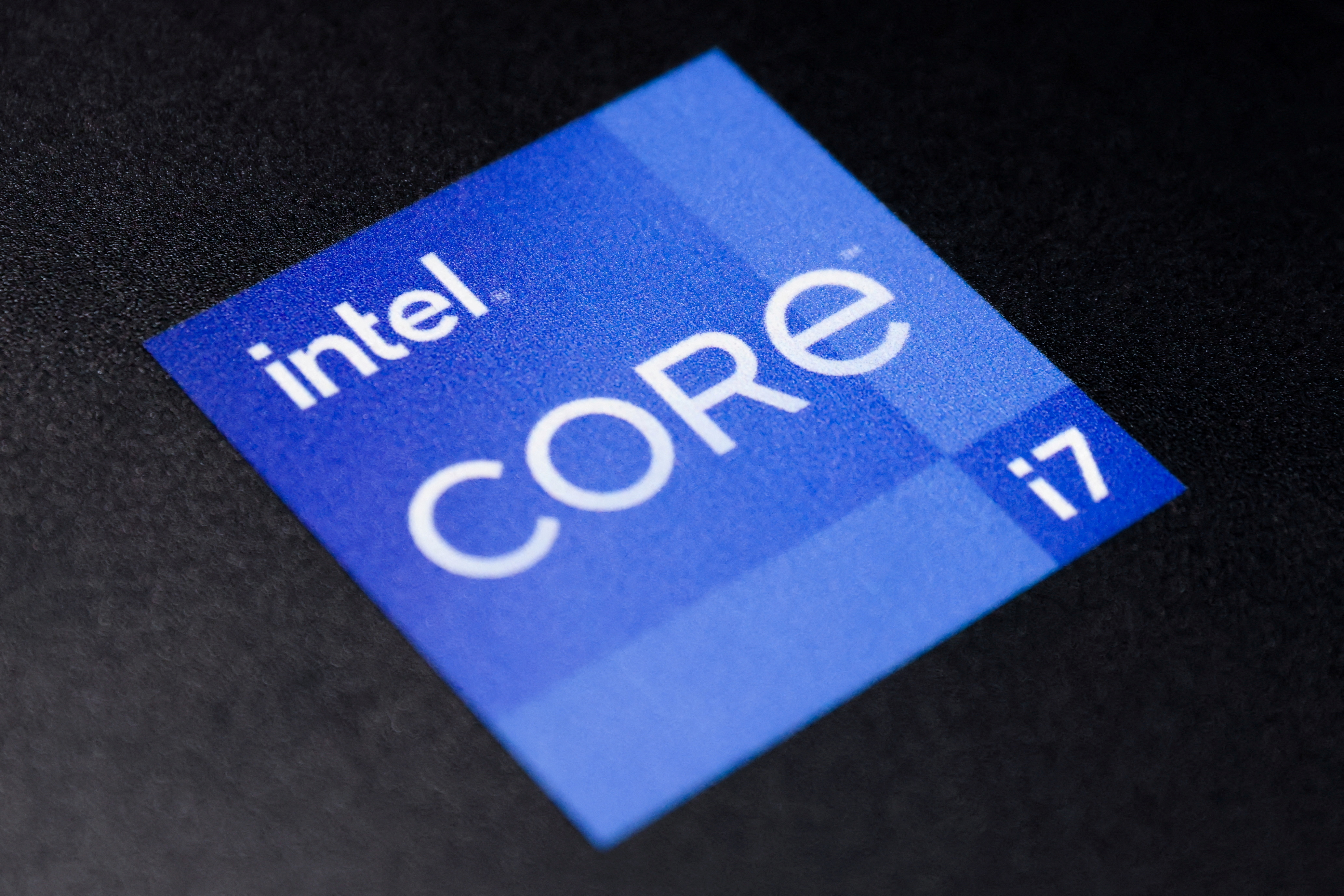 O logotipo da Intel Corporation é exibido em 24 de novembro de 2021 em uma loja em Manhattan, Nova York.  REUTERS/Andre Kelly