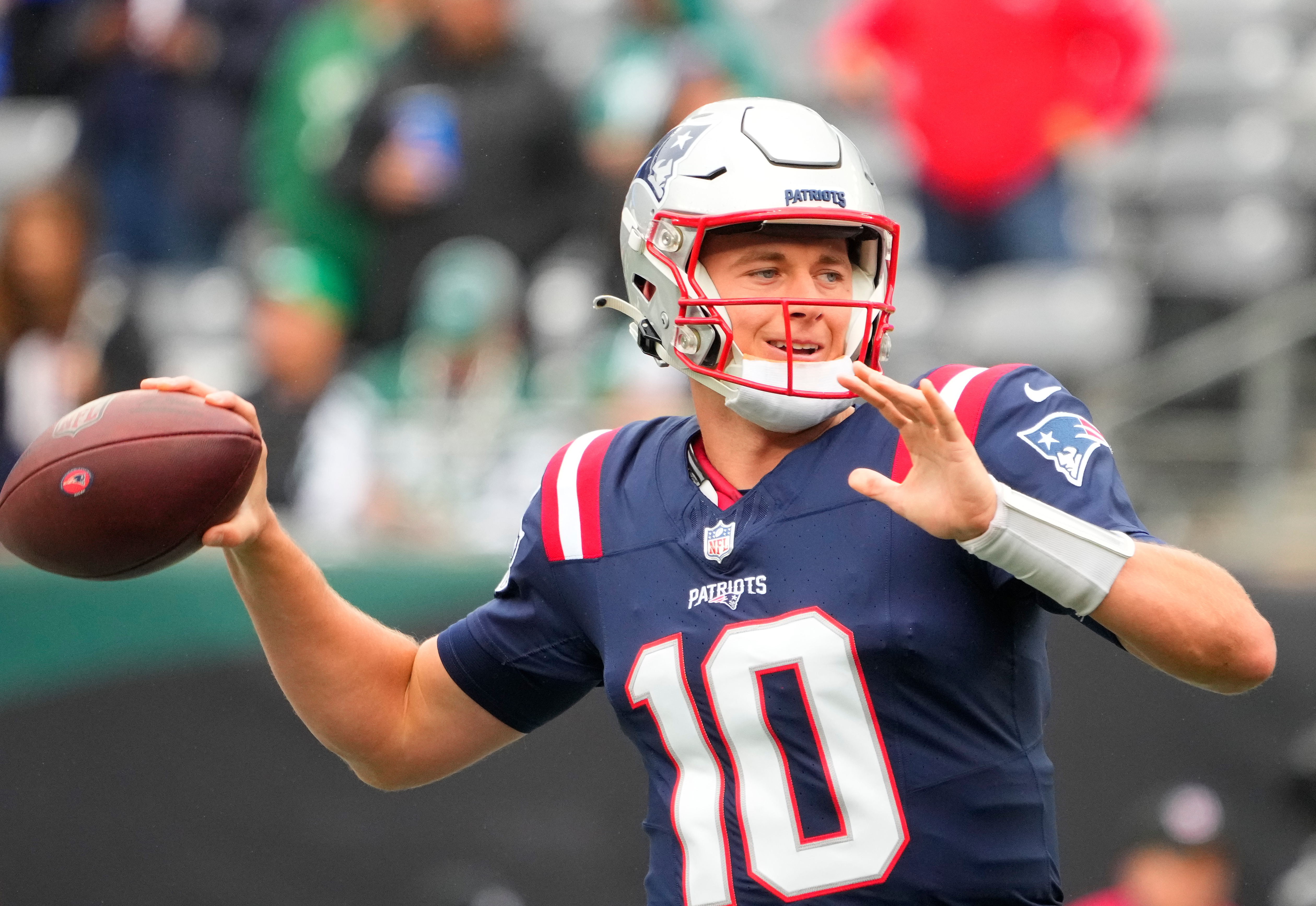 Patriots stave off Jets comeback to win 15th straight game against New York