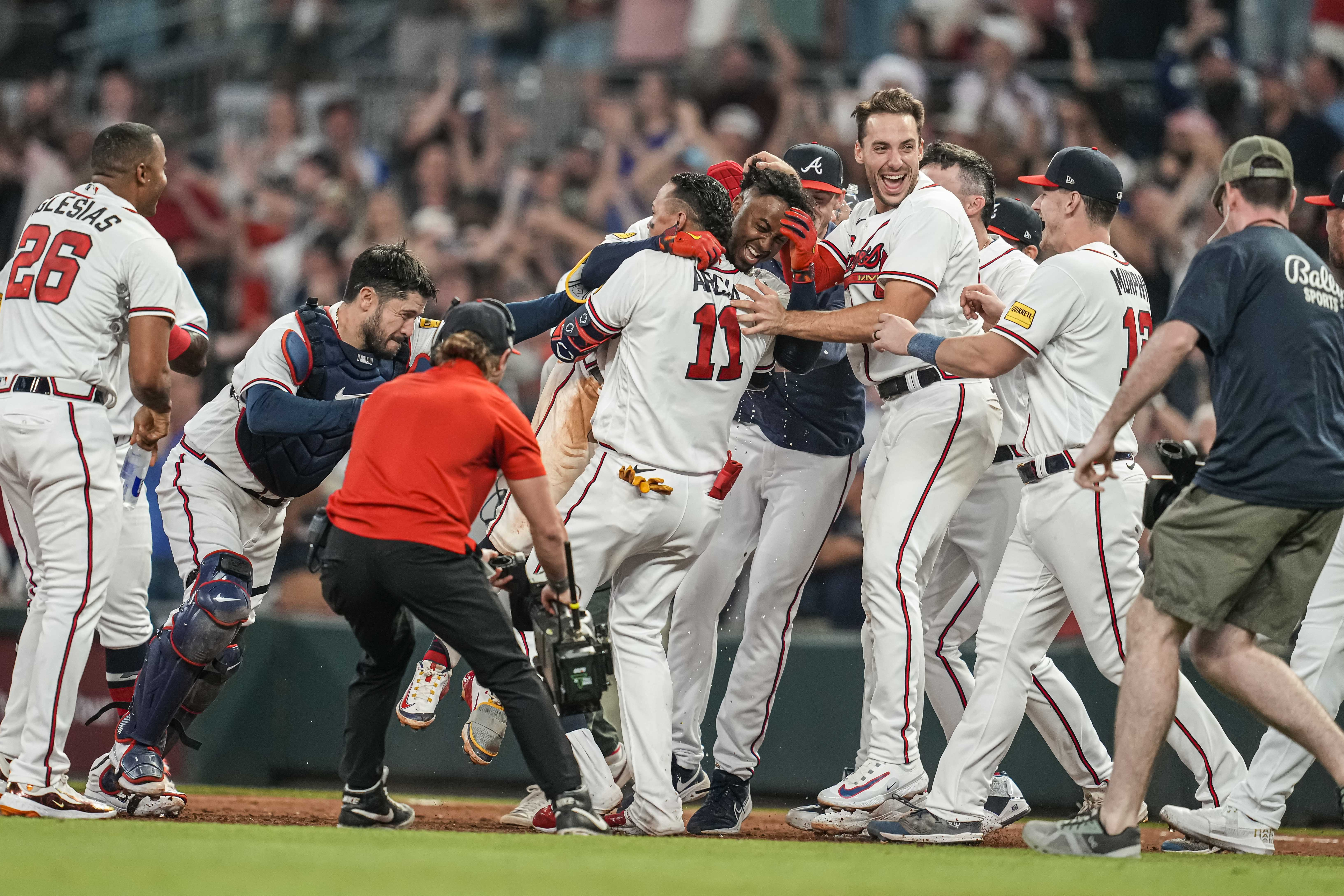 Ozzie Albies' walk-off sac fly lifts Braves over Dodgers