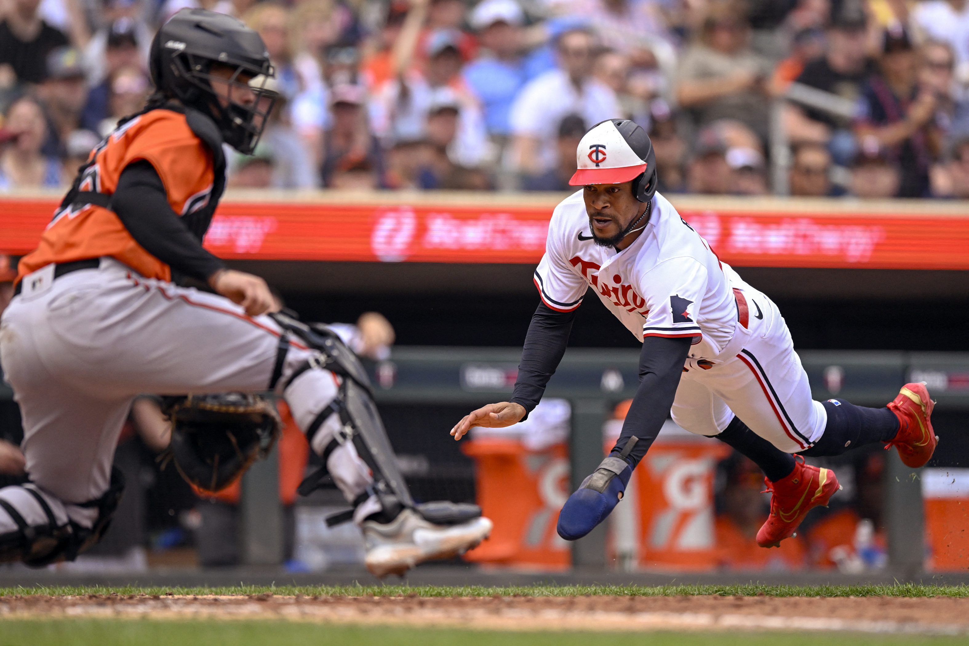 Six-run inning enough for O's to down Twins, extend streak