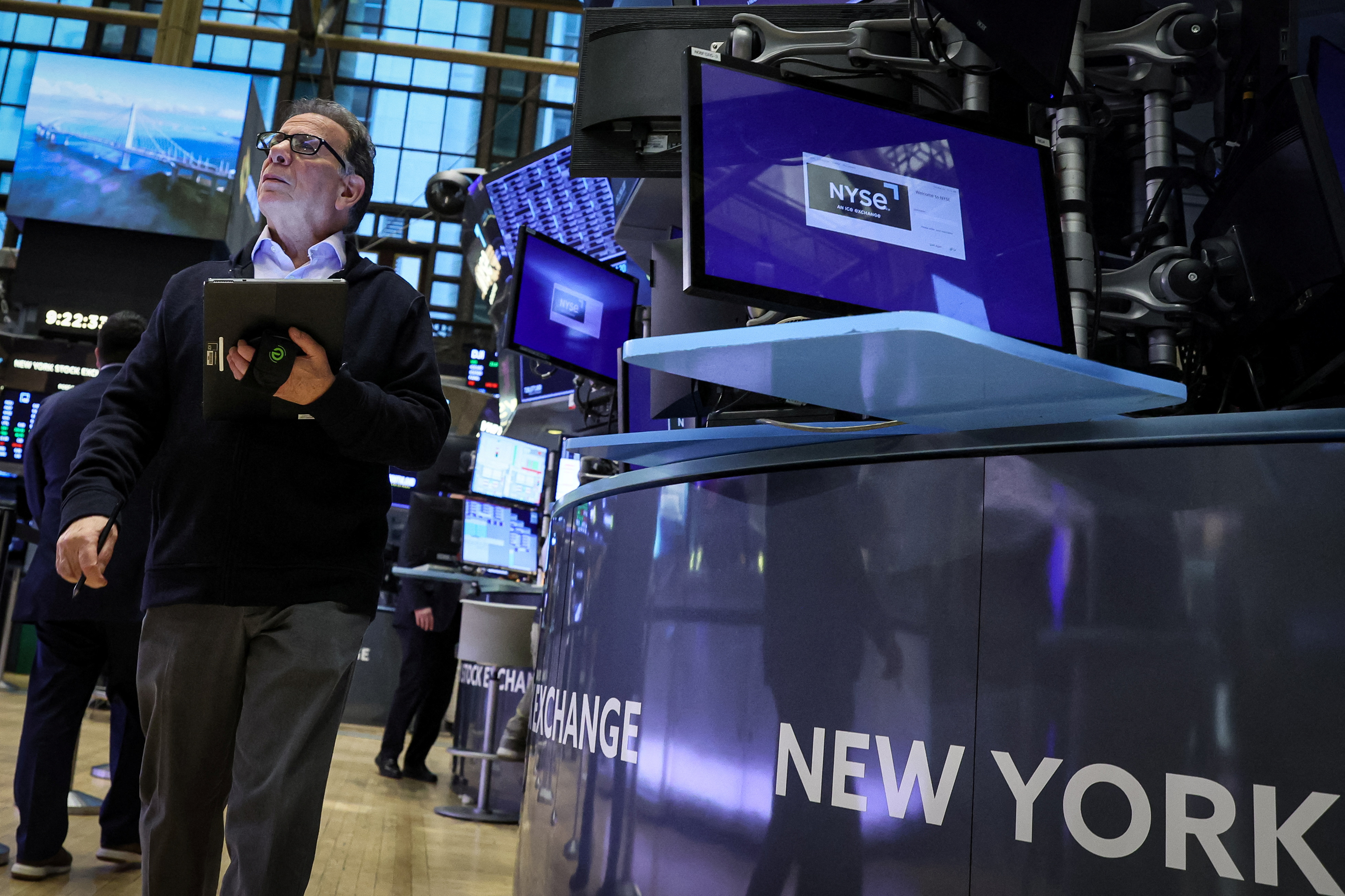 Los comerciantes trabajan en el piso de la Bolsa de Nueva York en Nueva York