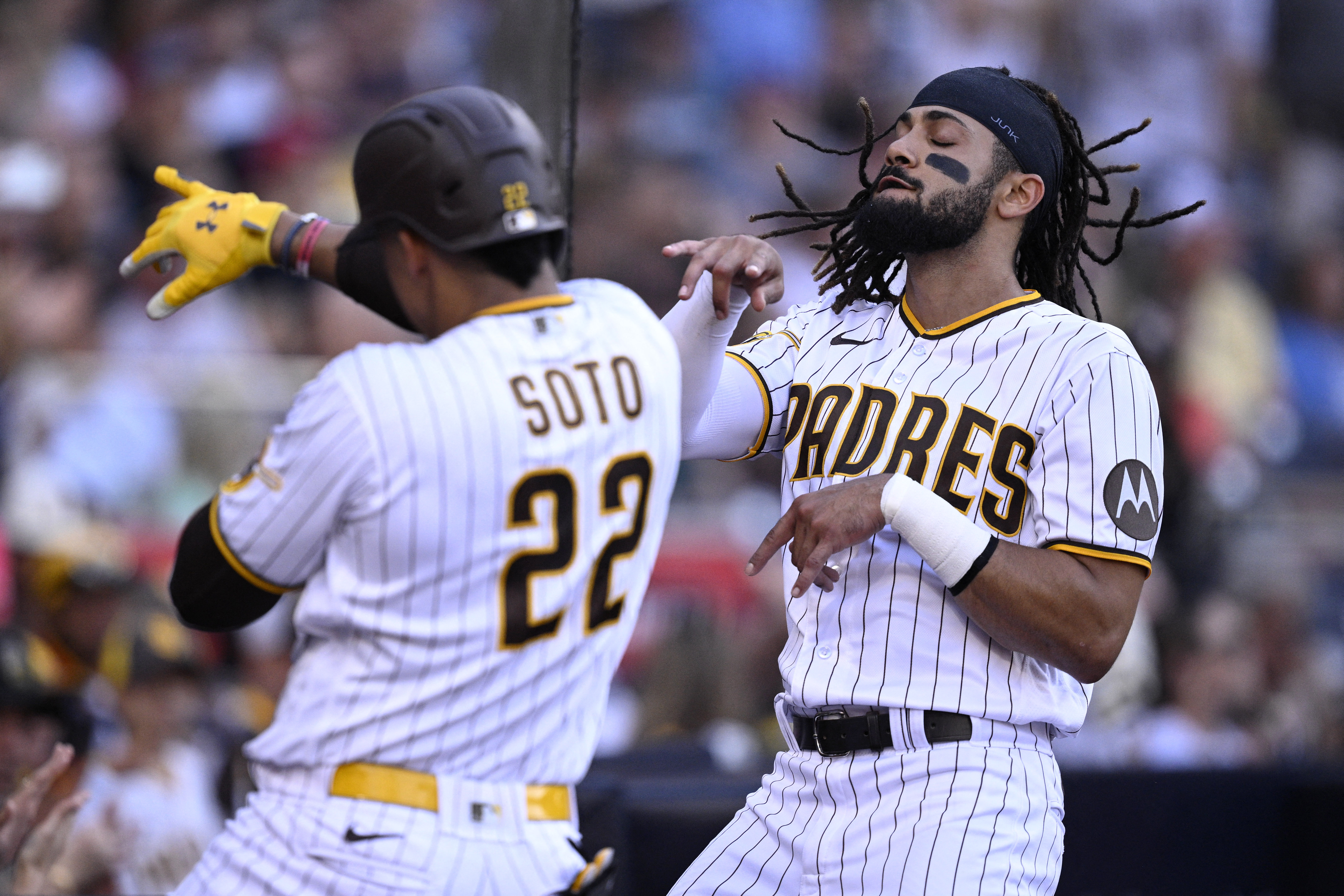 Snell lowers his MLB-best ERA to 2.50 and the Padres hit 4 homers