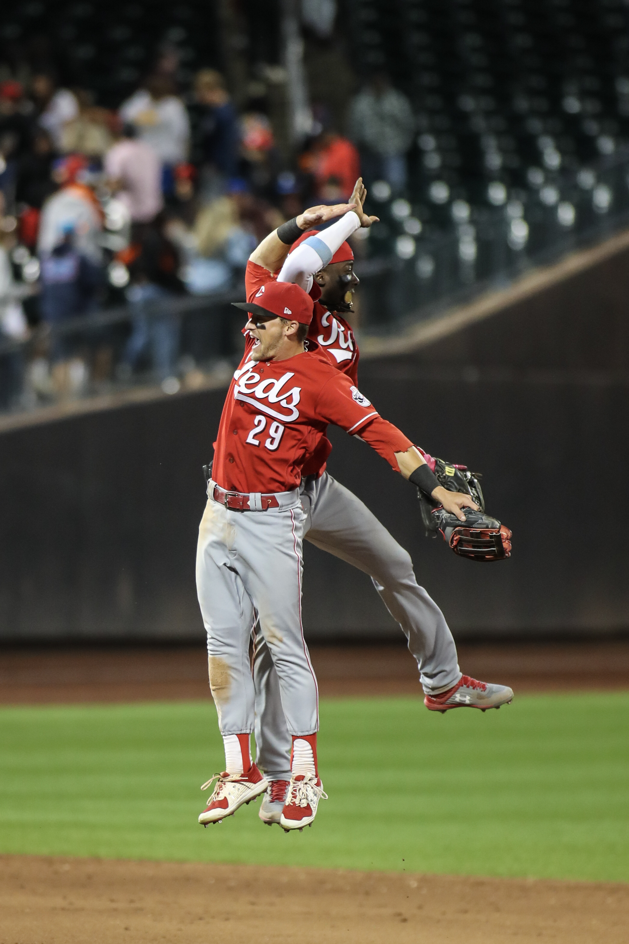 Reds top Mets, maintain grip on wild-card spot