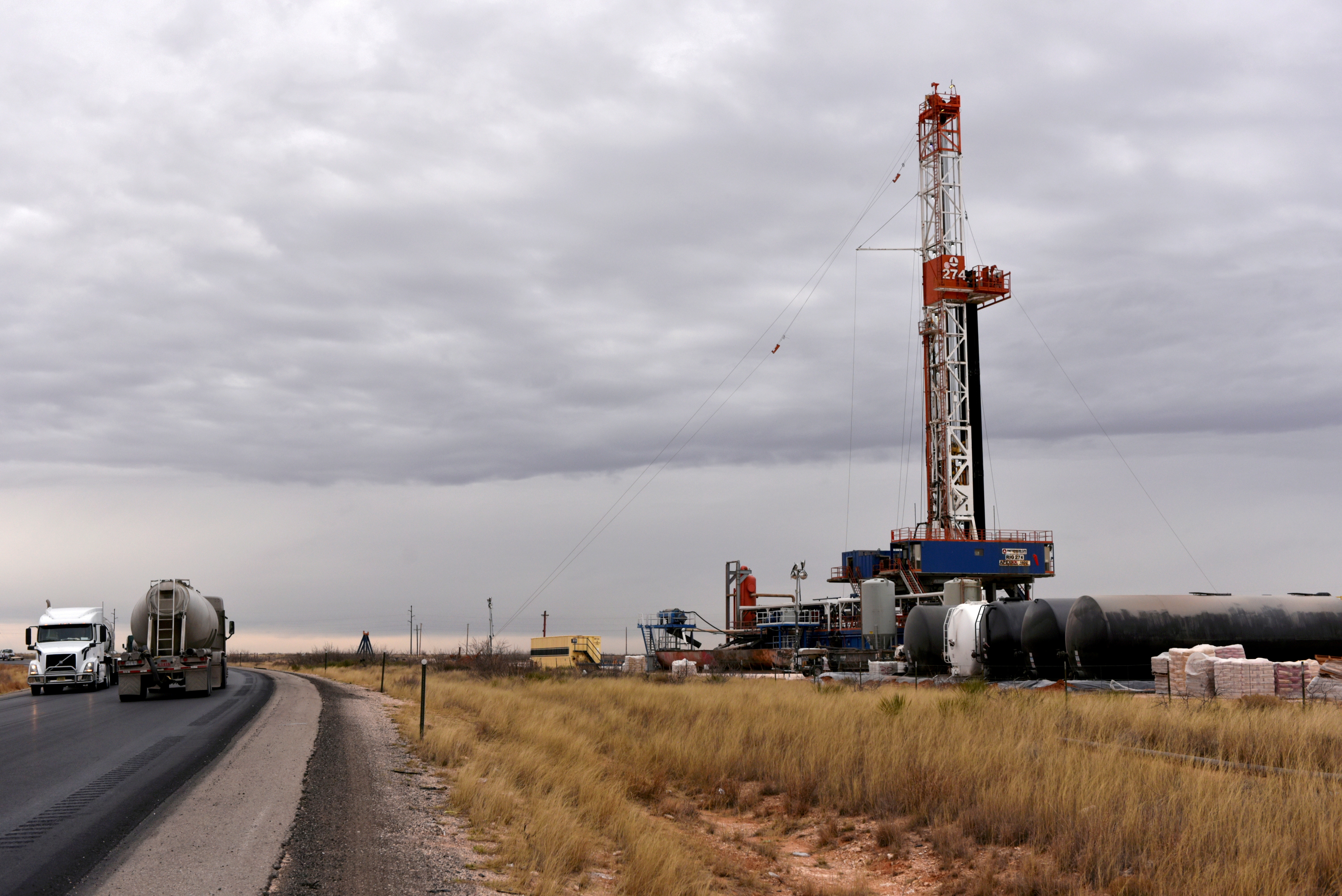 A drilling rig operates in the Permian Basin oil and natural gas production area in Lea County, New Mexico, U.S., February 10, 2019. REUTERS/Nick Oxford/File Photo