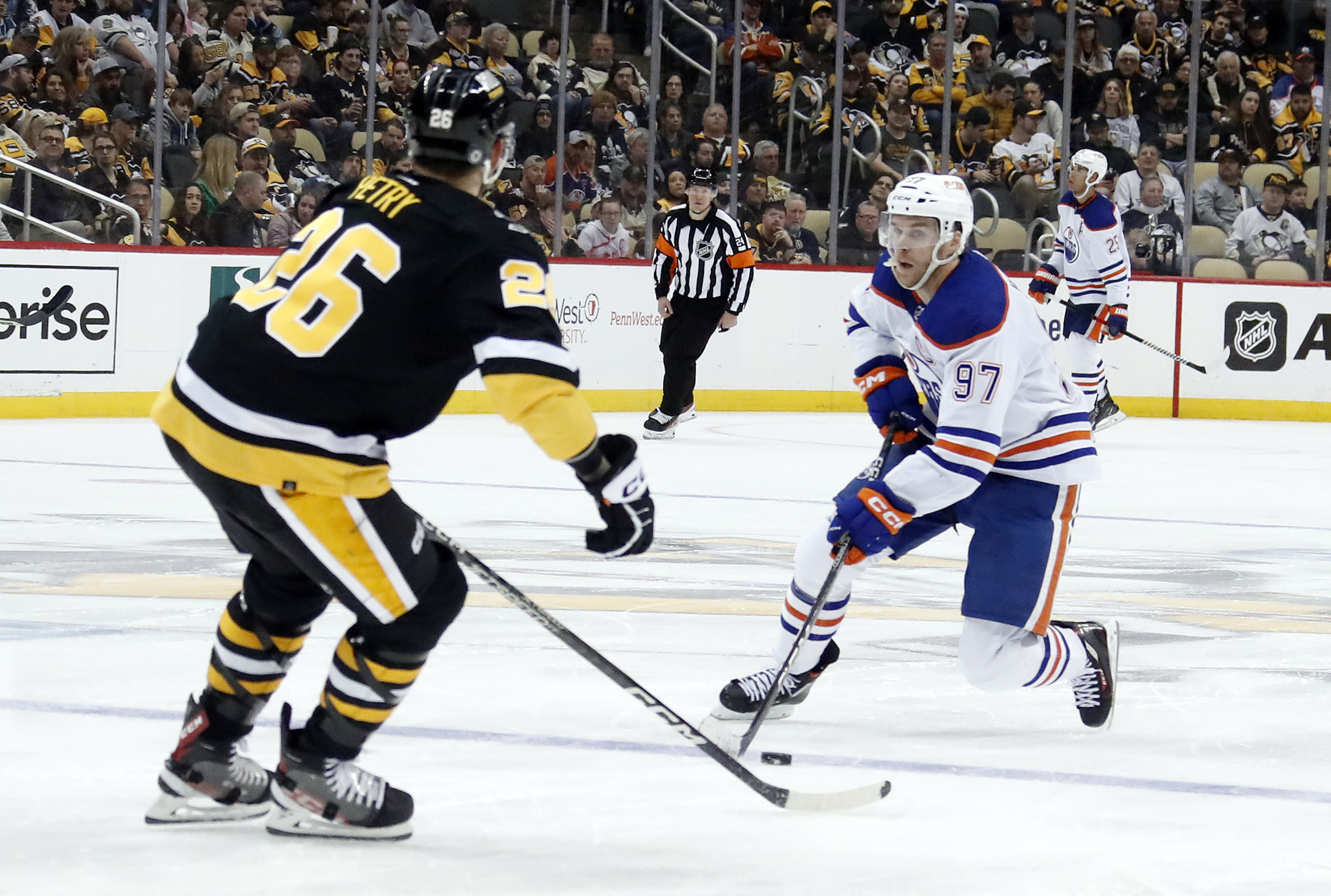 NHL roundup: David Pastrnak's hat trick carries Bruins past Ducks