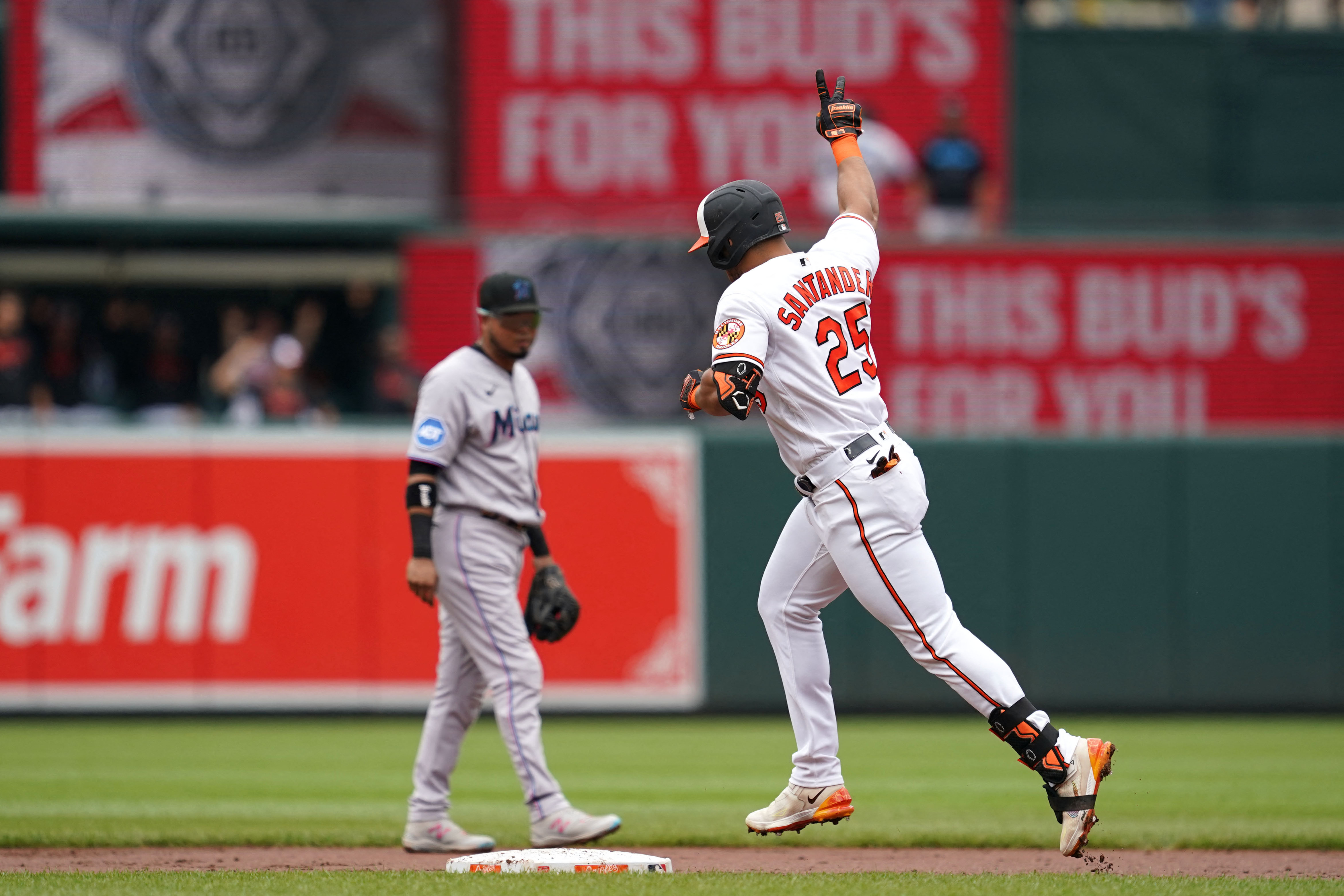 Garrett and Segura lead the Marlins past the Red Sox, 6-2 National