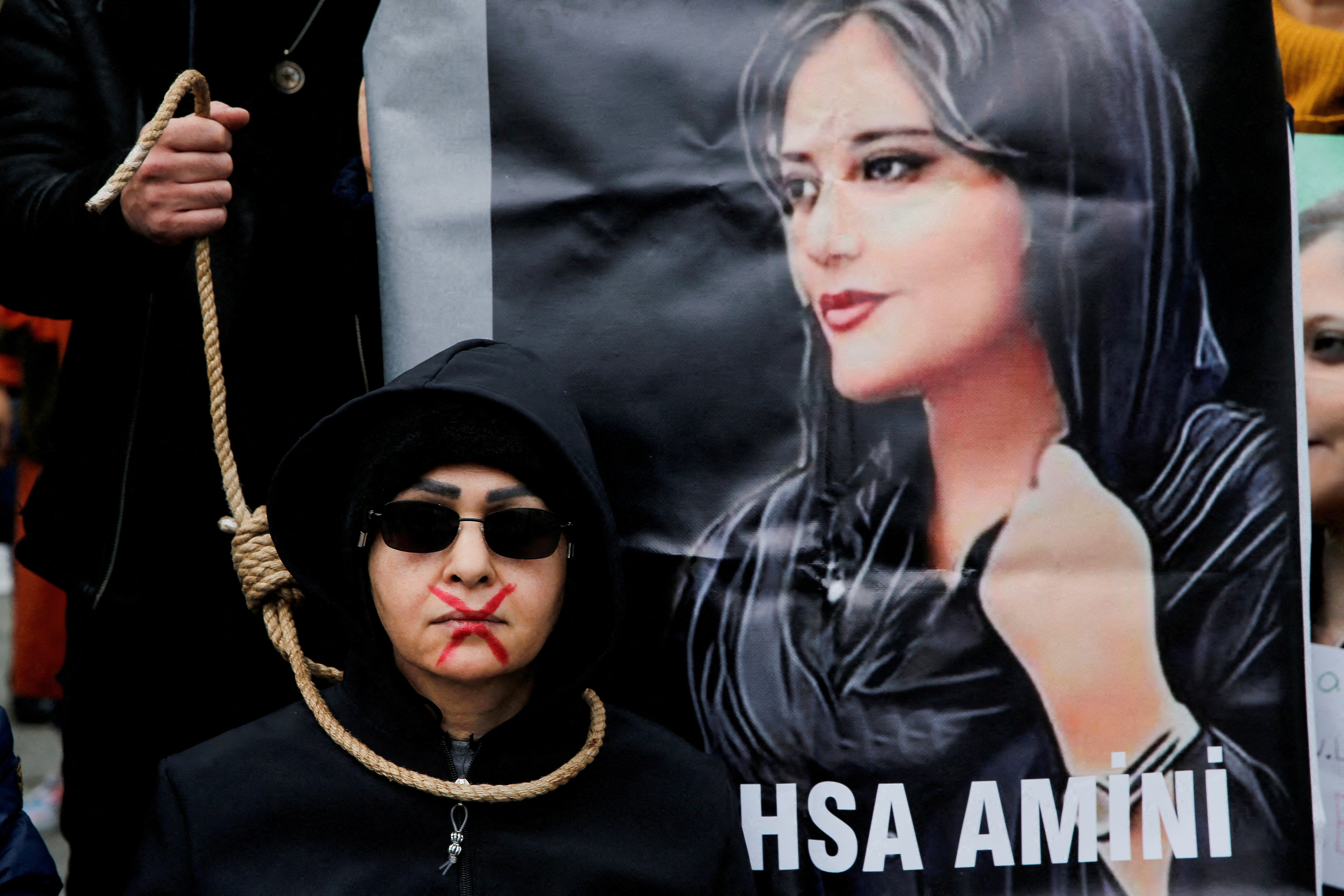 Οι ιρανικές δυνάμεις ασφαλείας συνέλαβαν για λίγο τον πατέρα της Mahsa Amini ένα χρόνο μετά τον θάνατό της