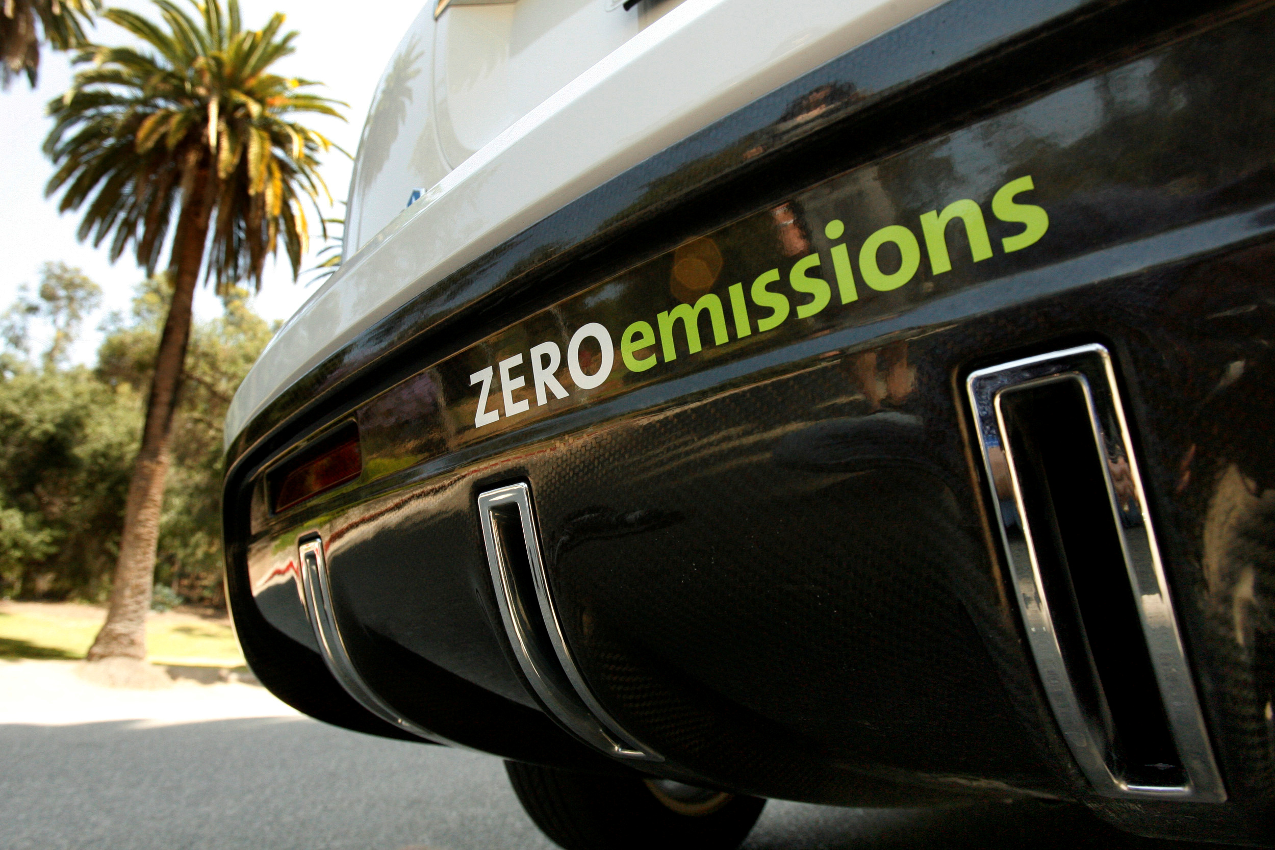 A Chevrolet Equinox Fuel Cell test vehicle is seen in Los Angeles June 10, 2008.   REUTERS/Mario Anzuoni/File Photo