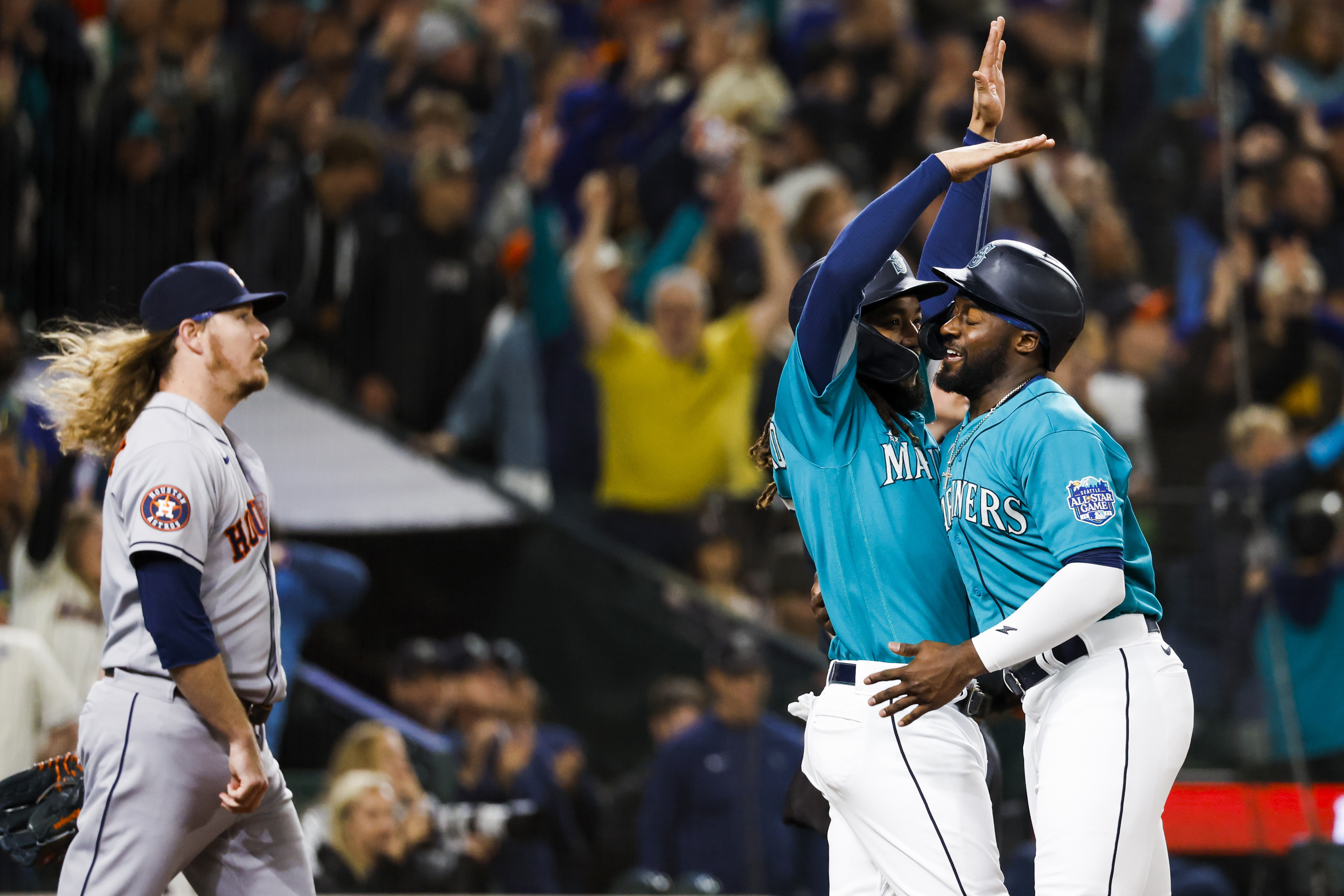 Mariners rally for seven runs in 8th to stun Astros