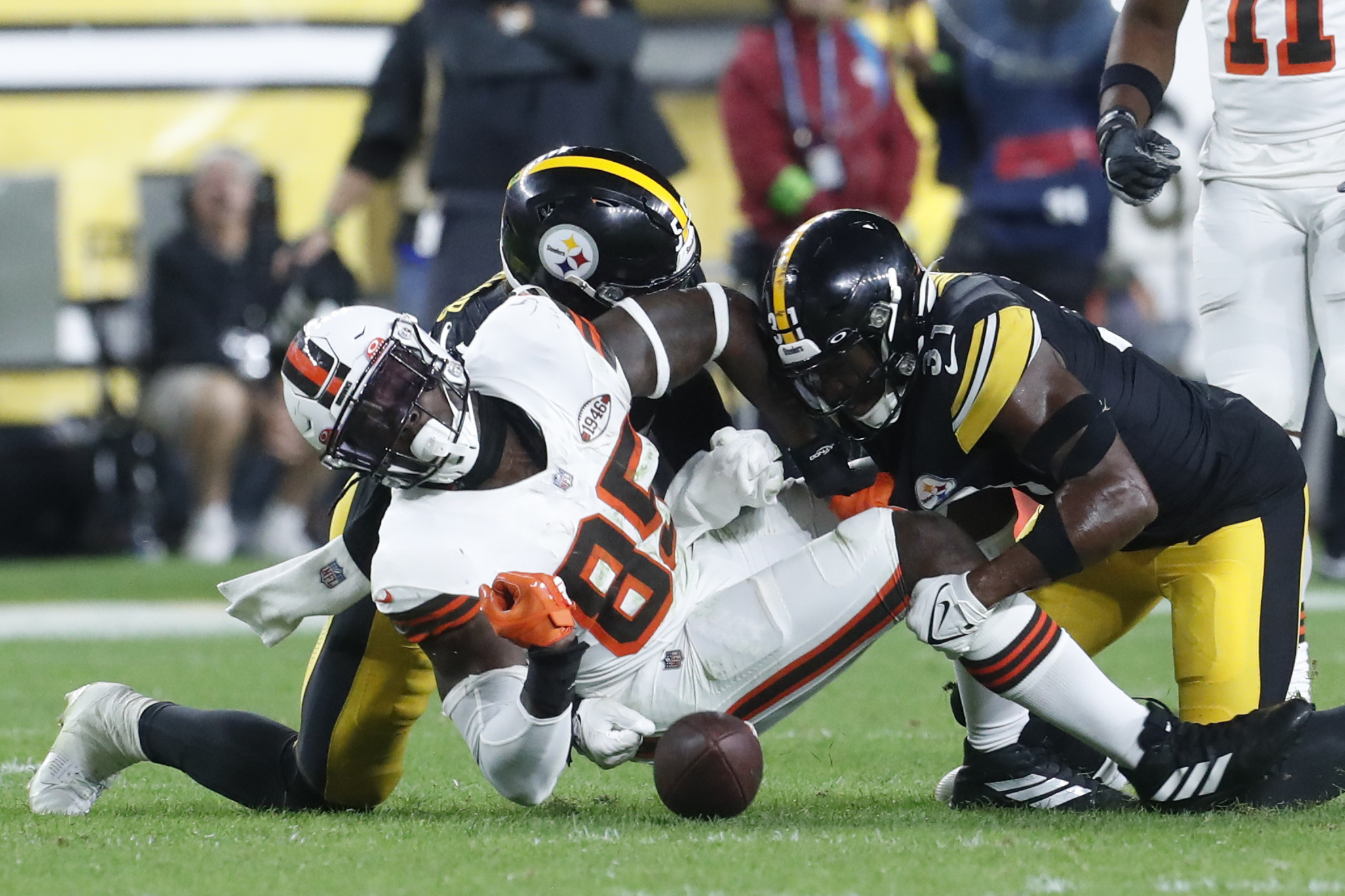 Defensive TDs lift Steelers to another home win over Browns | Reuters