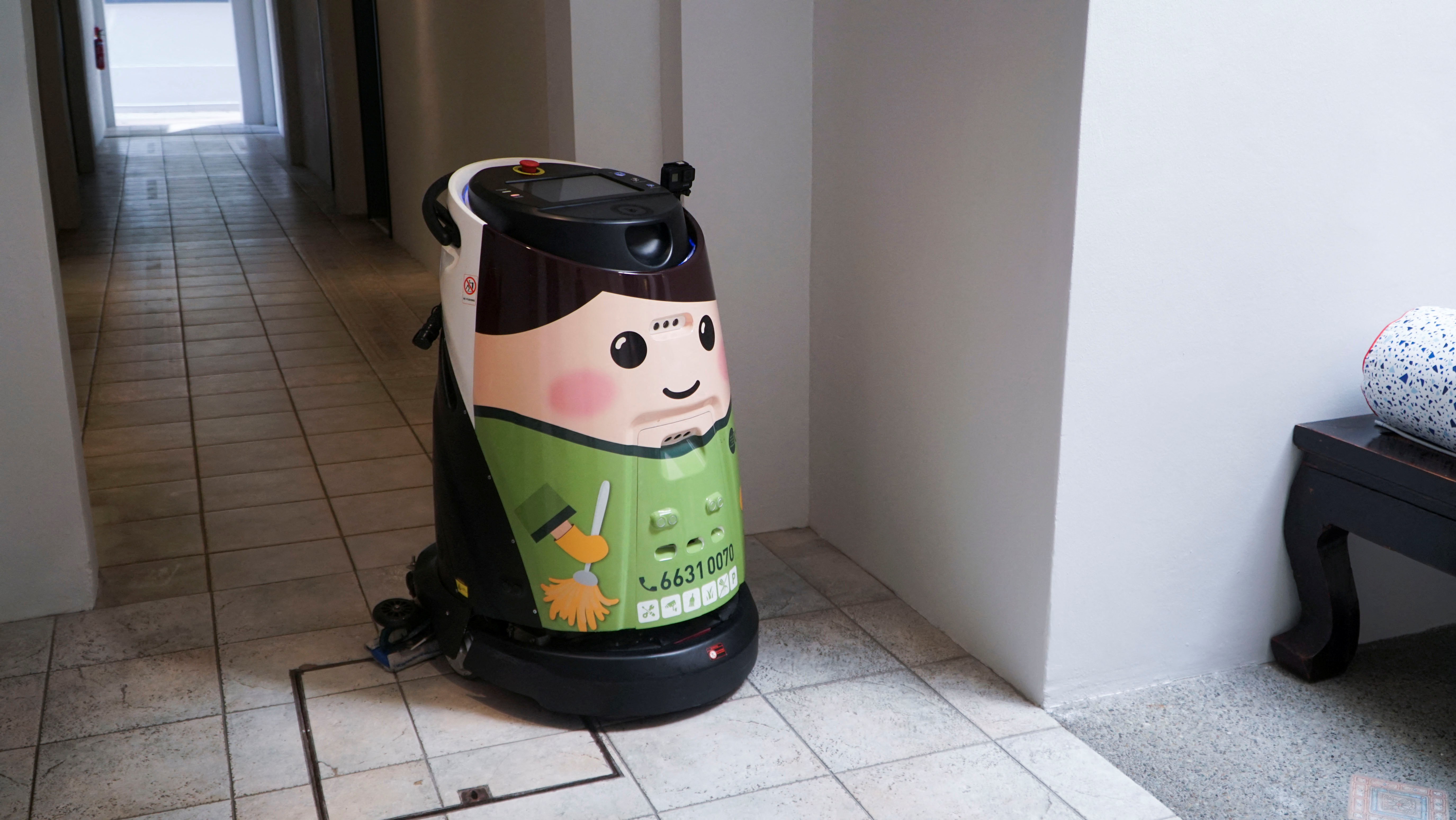 Робот-уборщик, используемый группой LHN, управляющей сетью отелей Coliwoo, внутри отеля в Сингапуре.