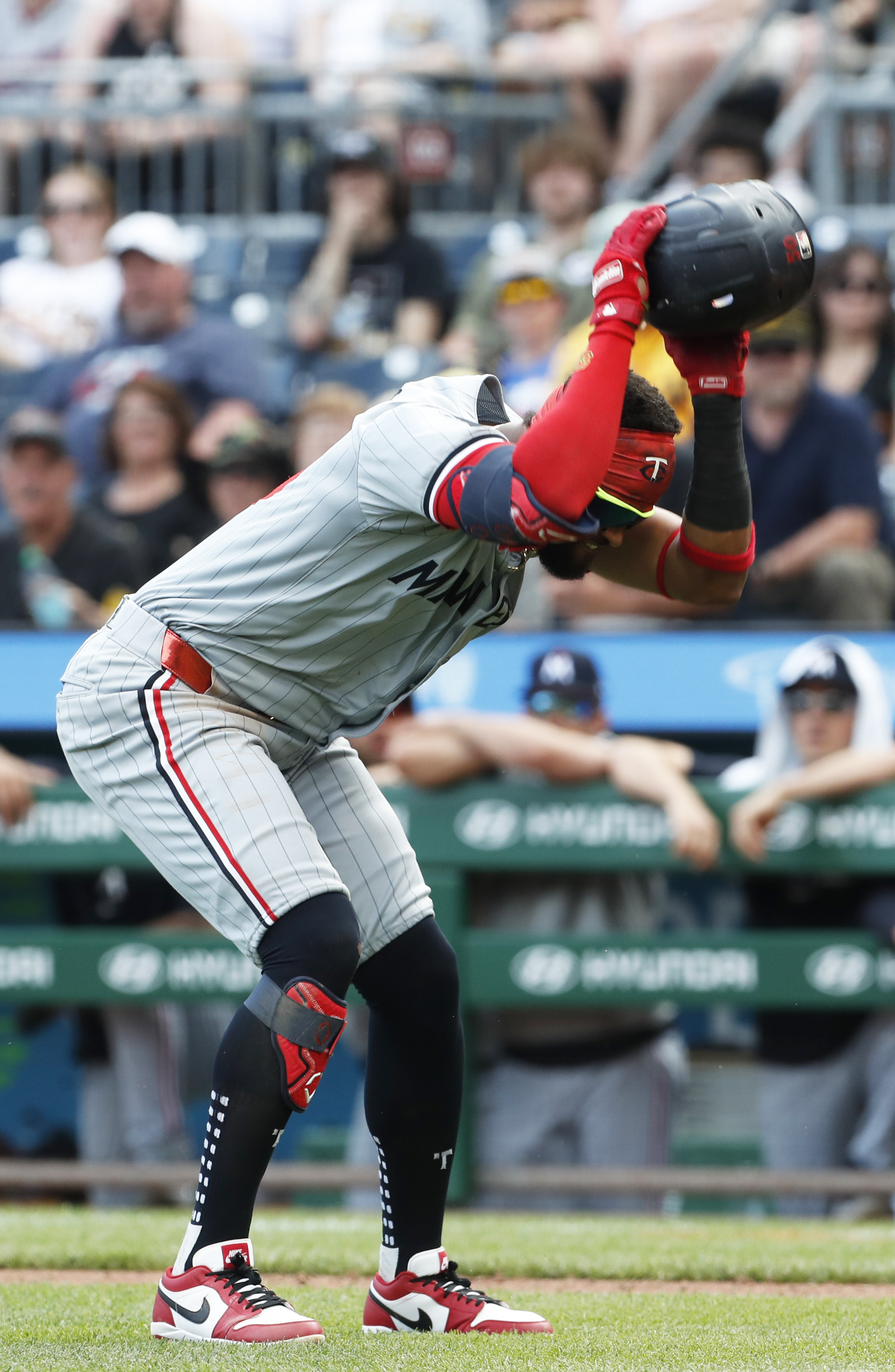 Twins score seven in 10th to salvage finale vs. Pirates | Reuters