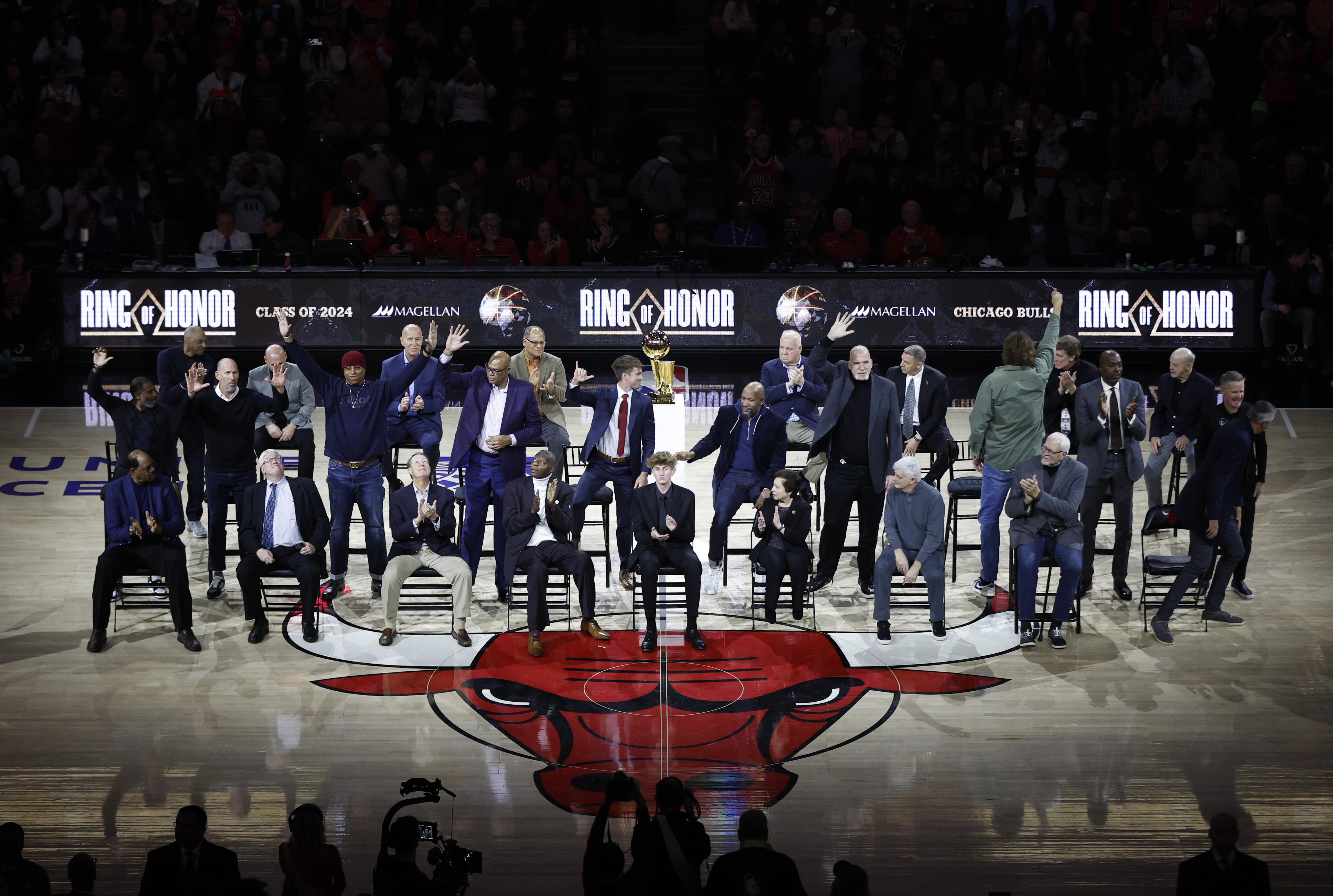 Klay Thompson shows off range as Warriors overtake Bulls