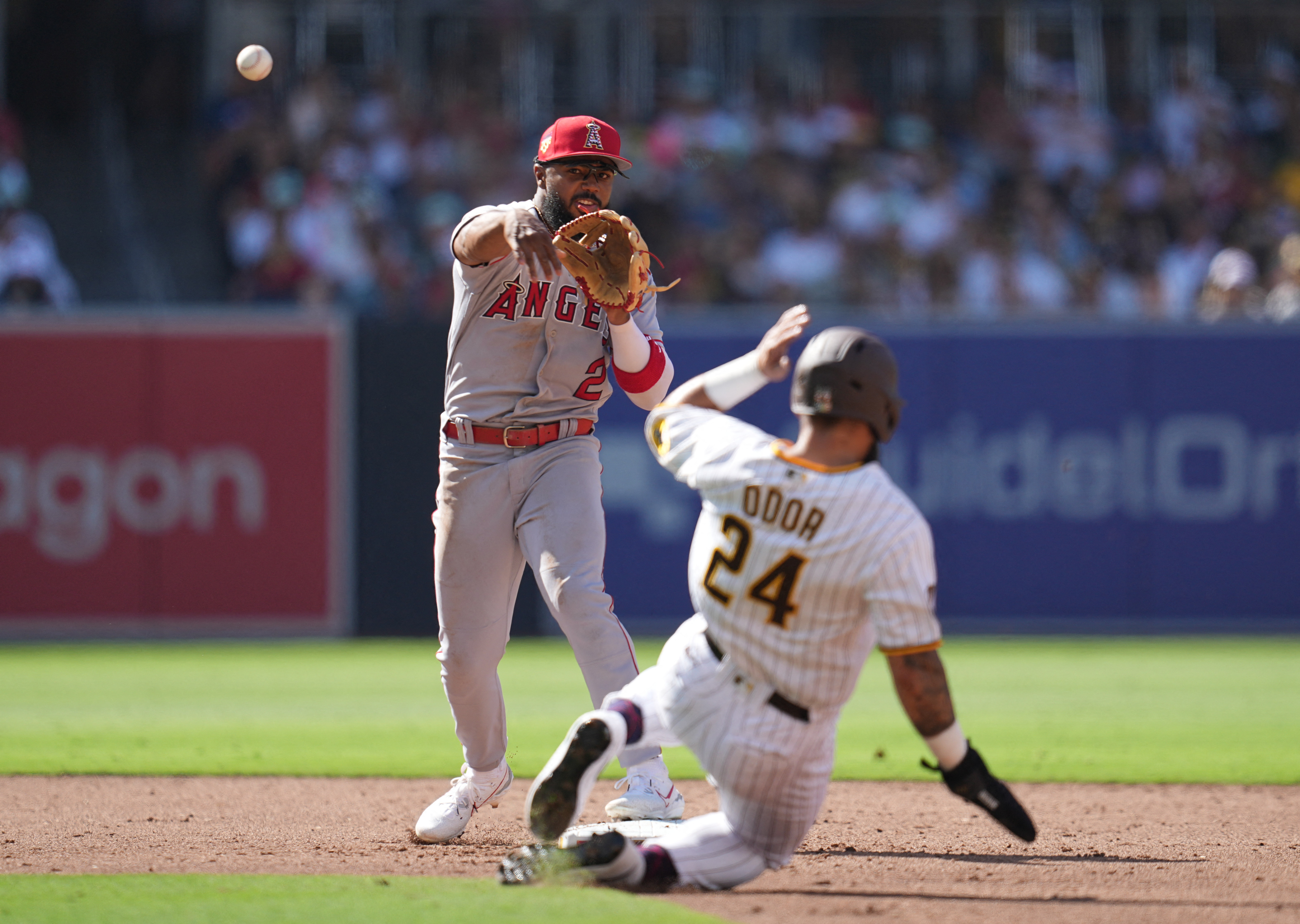 Padres hold off banged-up Angels