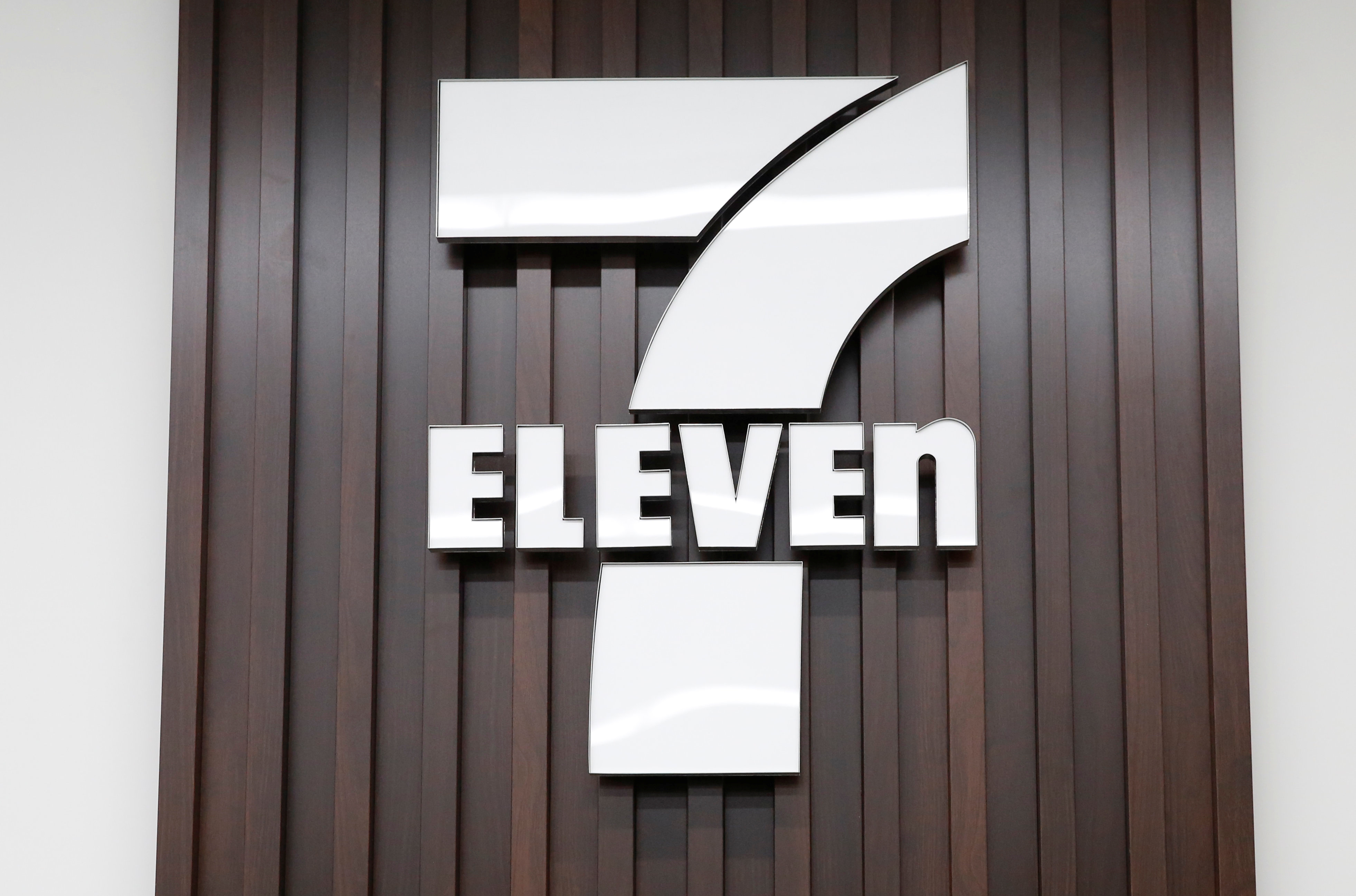 Is 11. 7 Eleven вывеска. Логотип 7 элевн. Seven & i holdings logo.