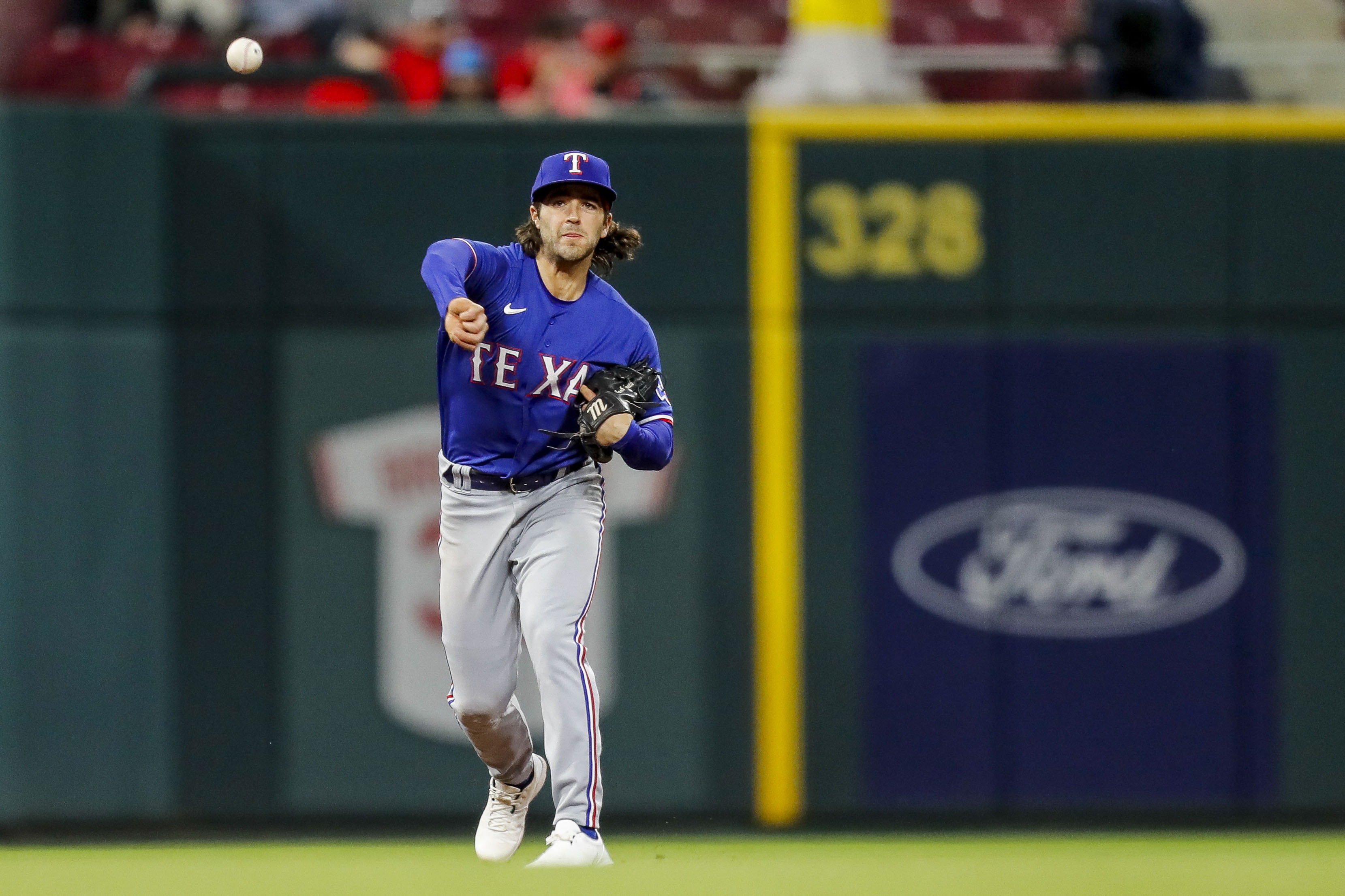 Six-run rally gives Reds comeback win over Rangers